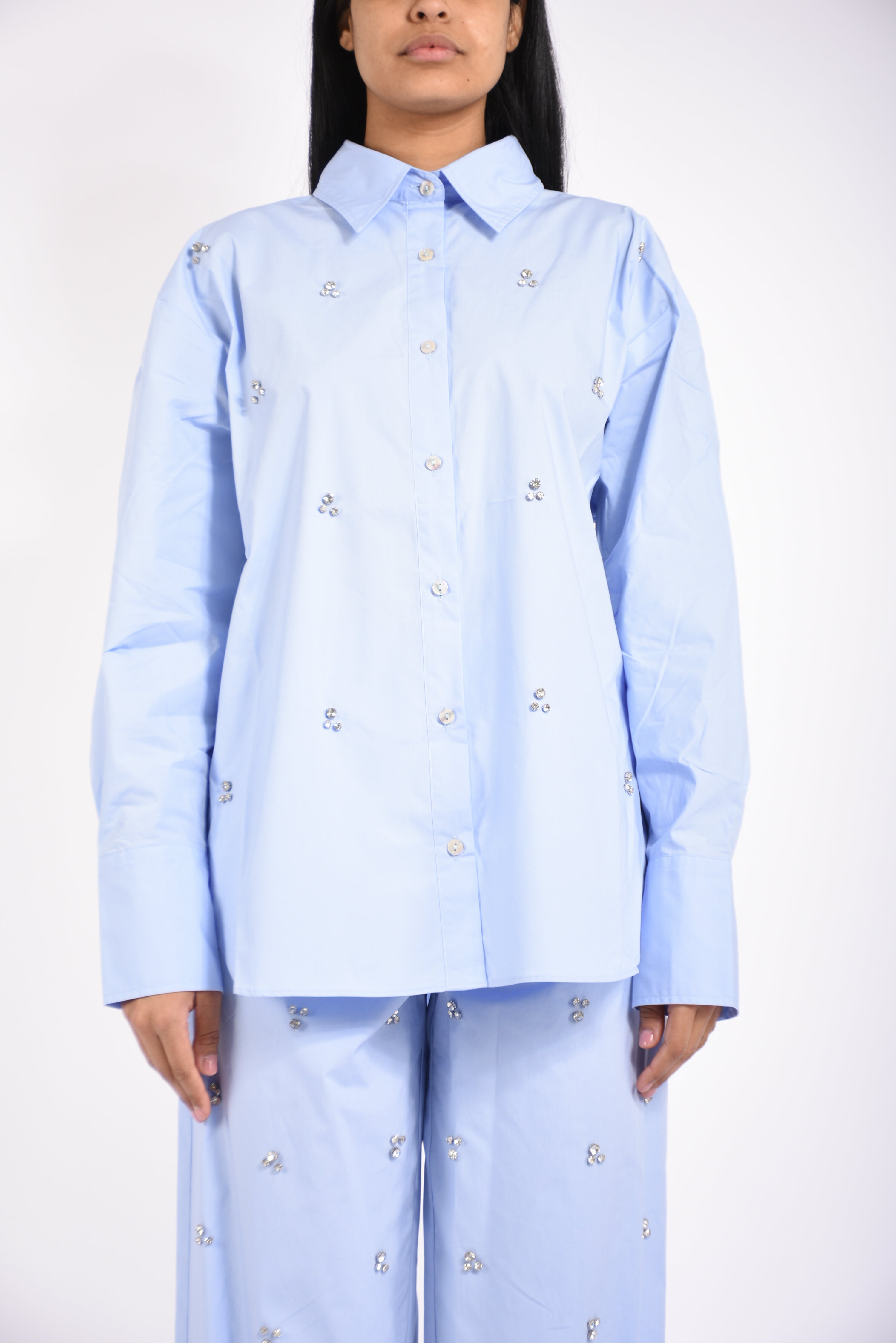 camicia con applicazioni