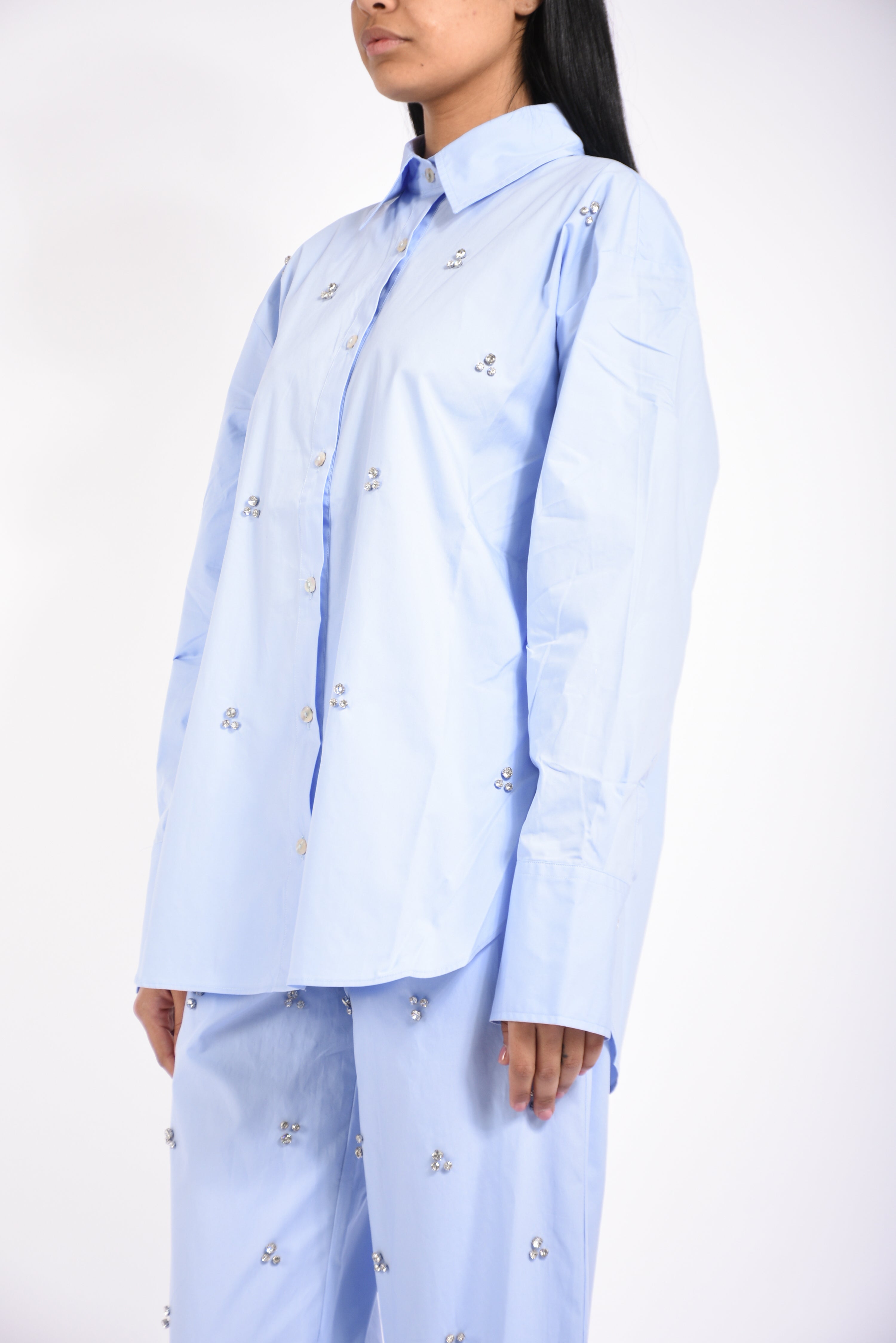 camicia con applicazioni