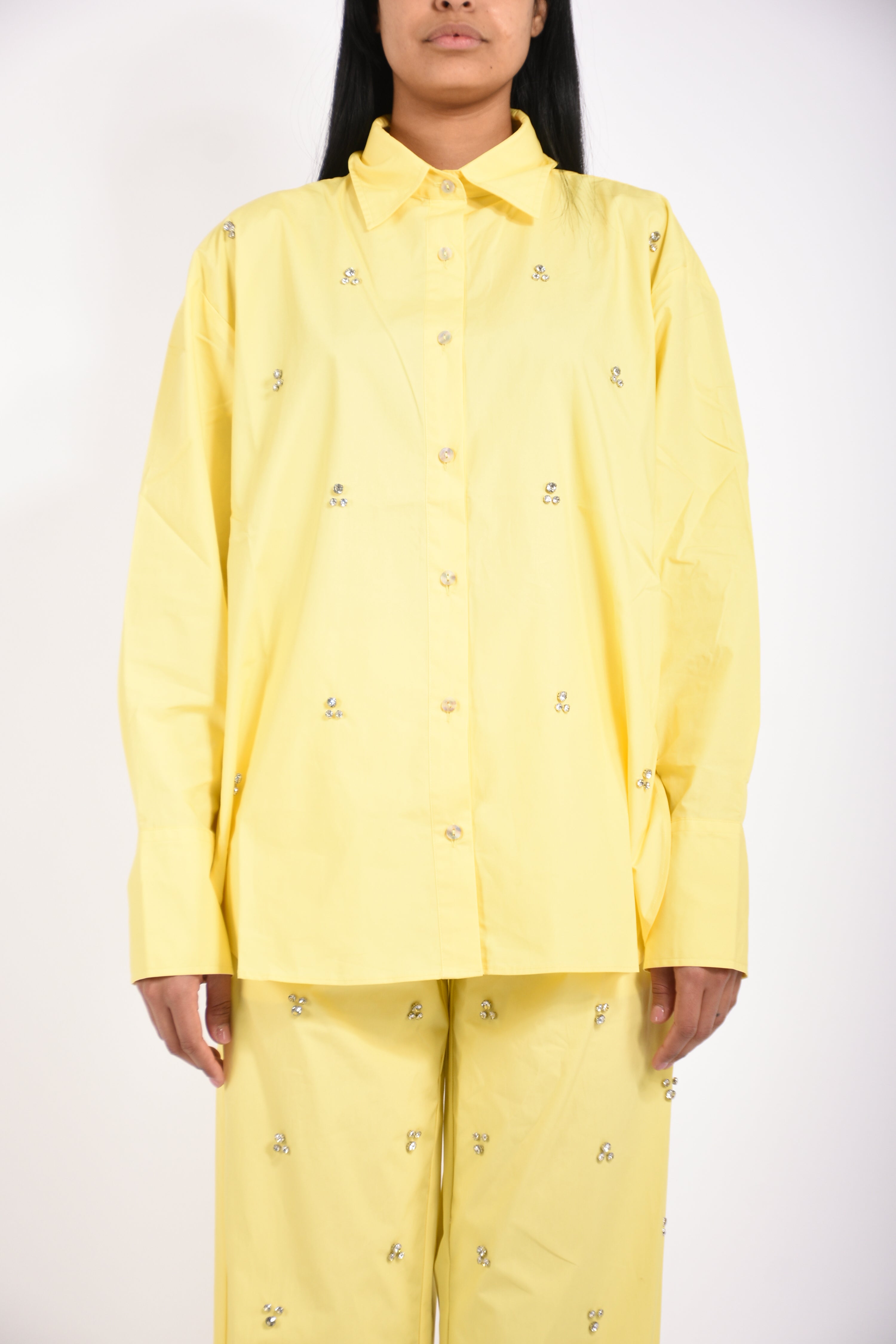 camicia con applicazioni