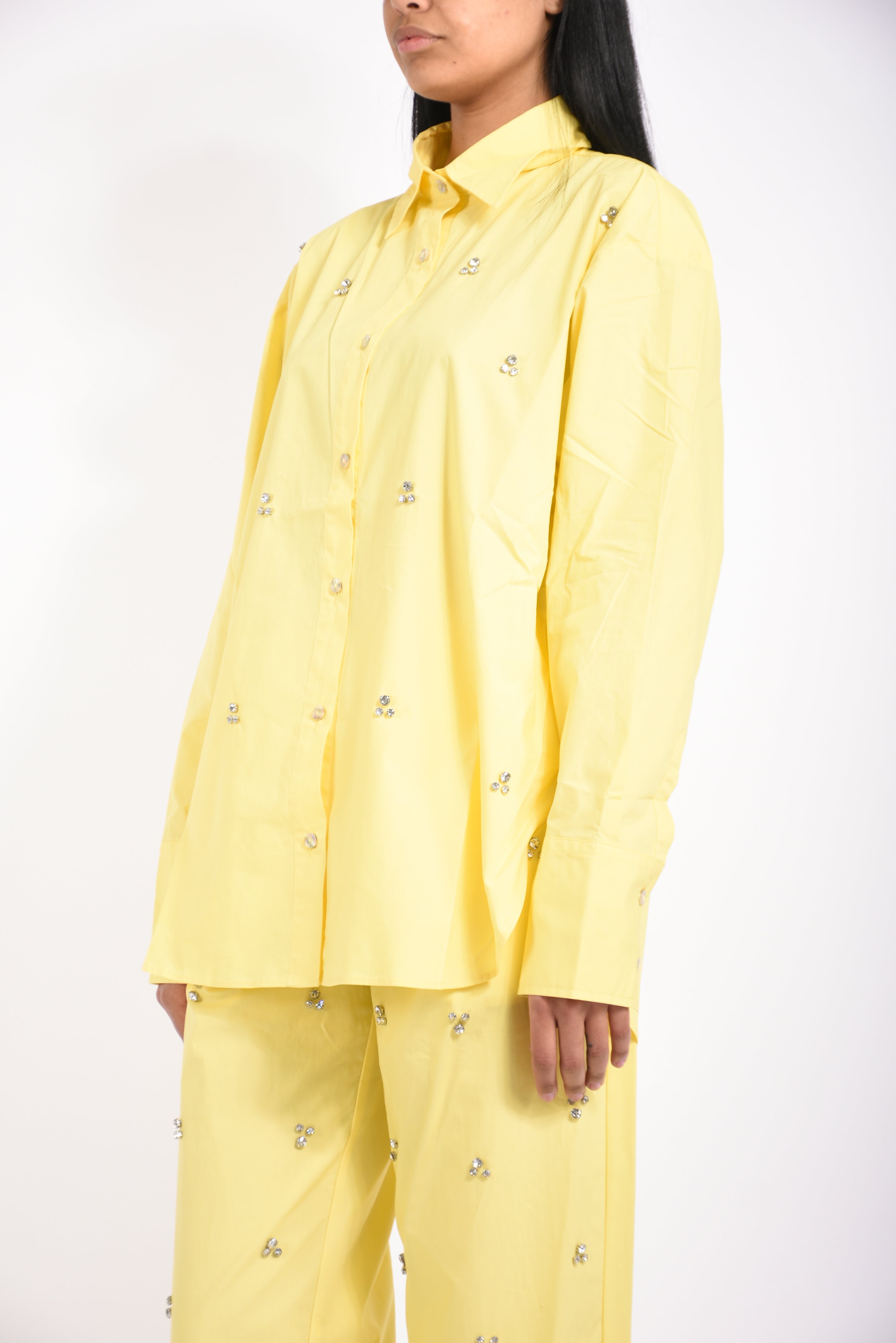 camicia con applicazioni