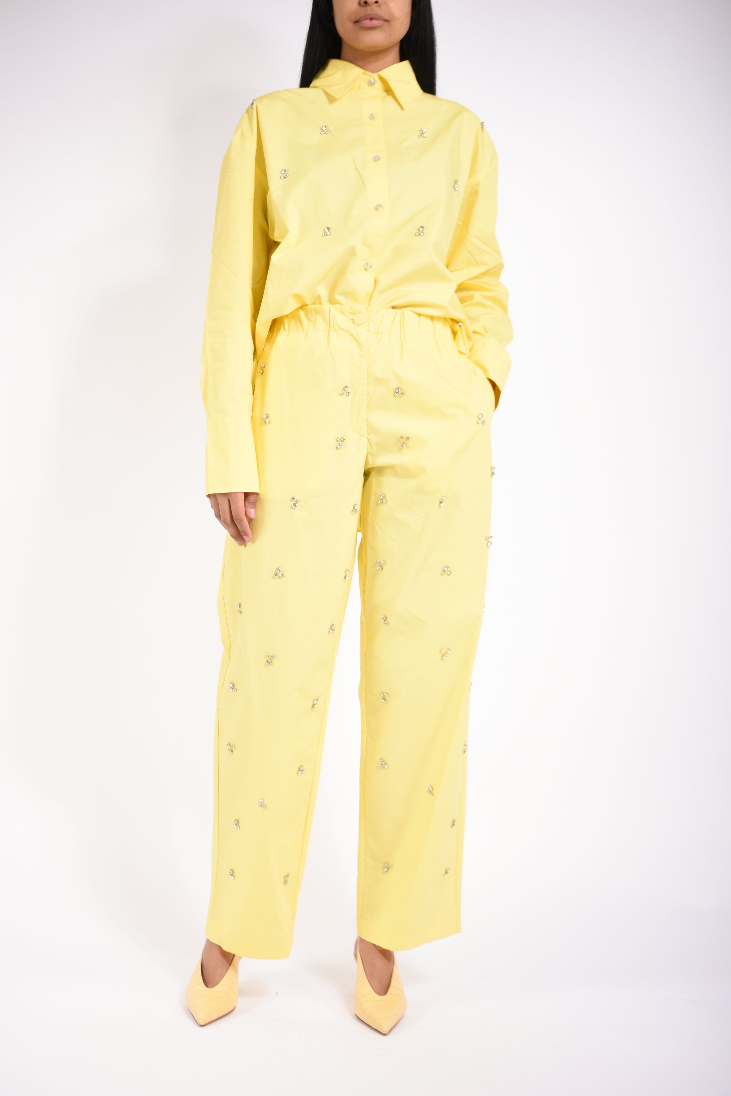 pantaloni in cotone con applicazioni