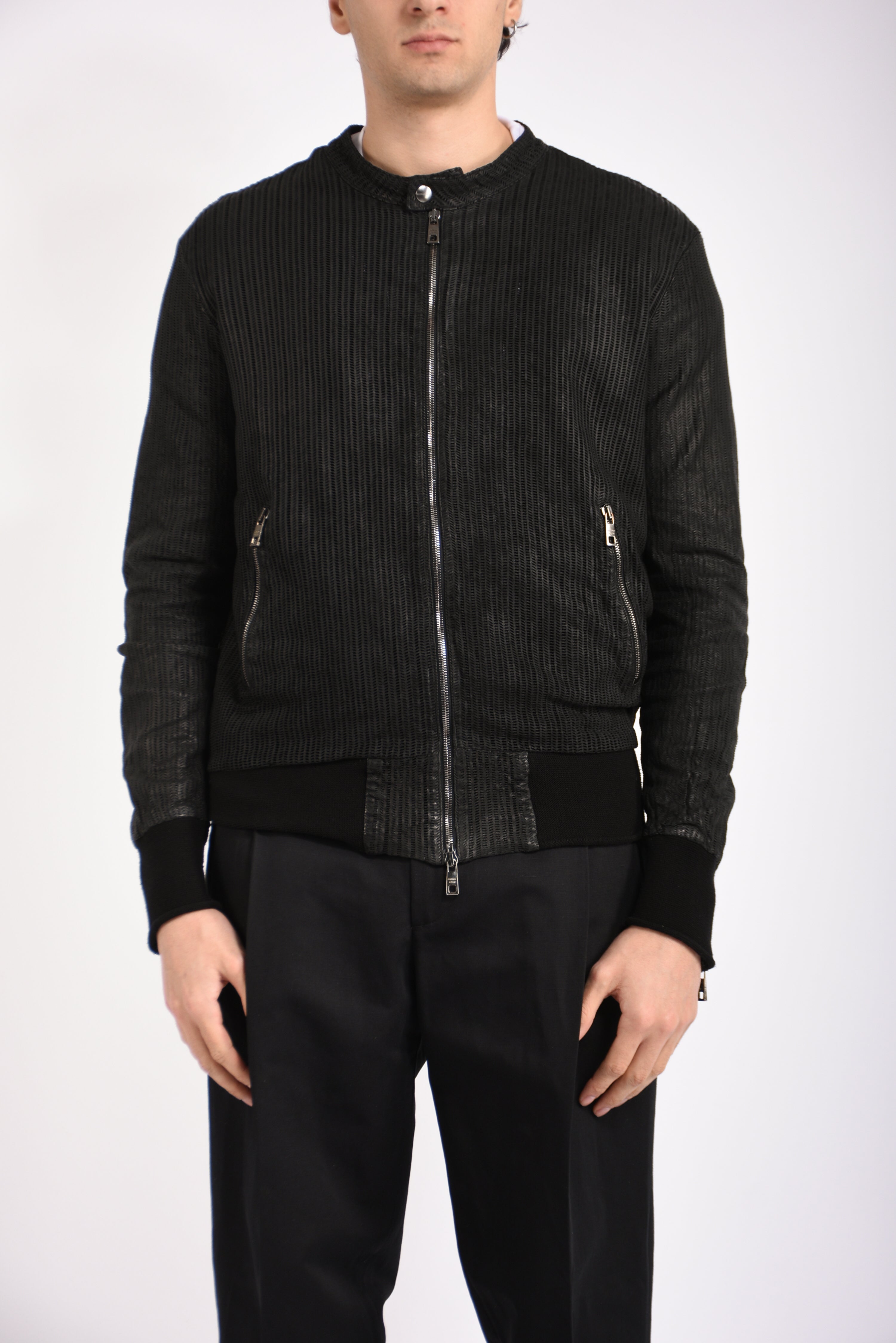 Biker in pelle traforato