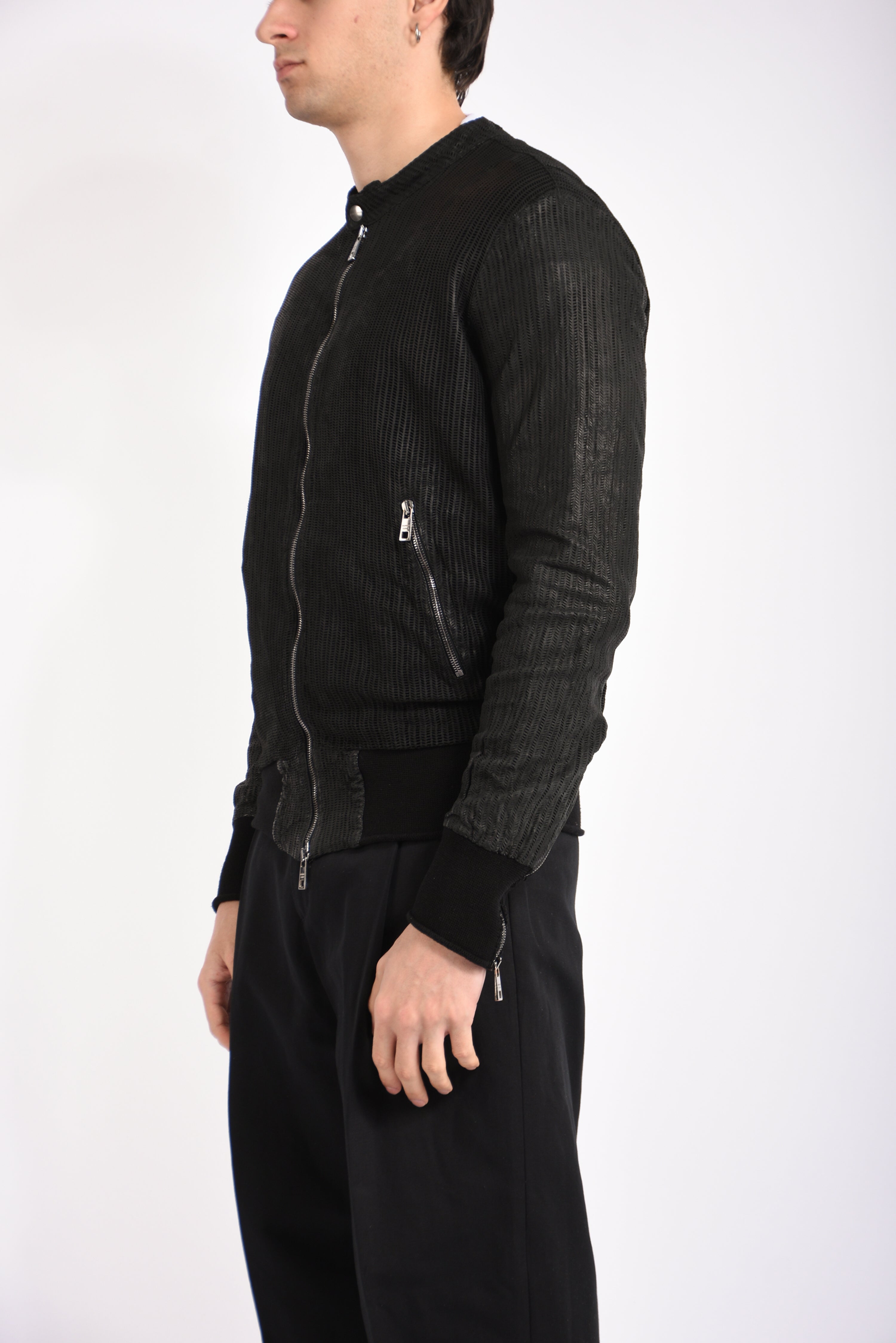 Biker in pelle traforato