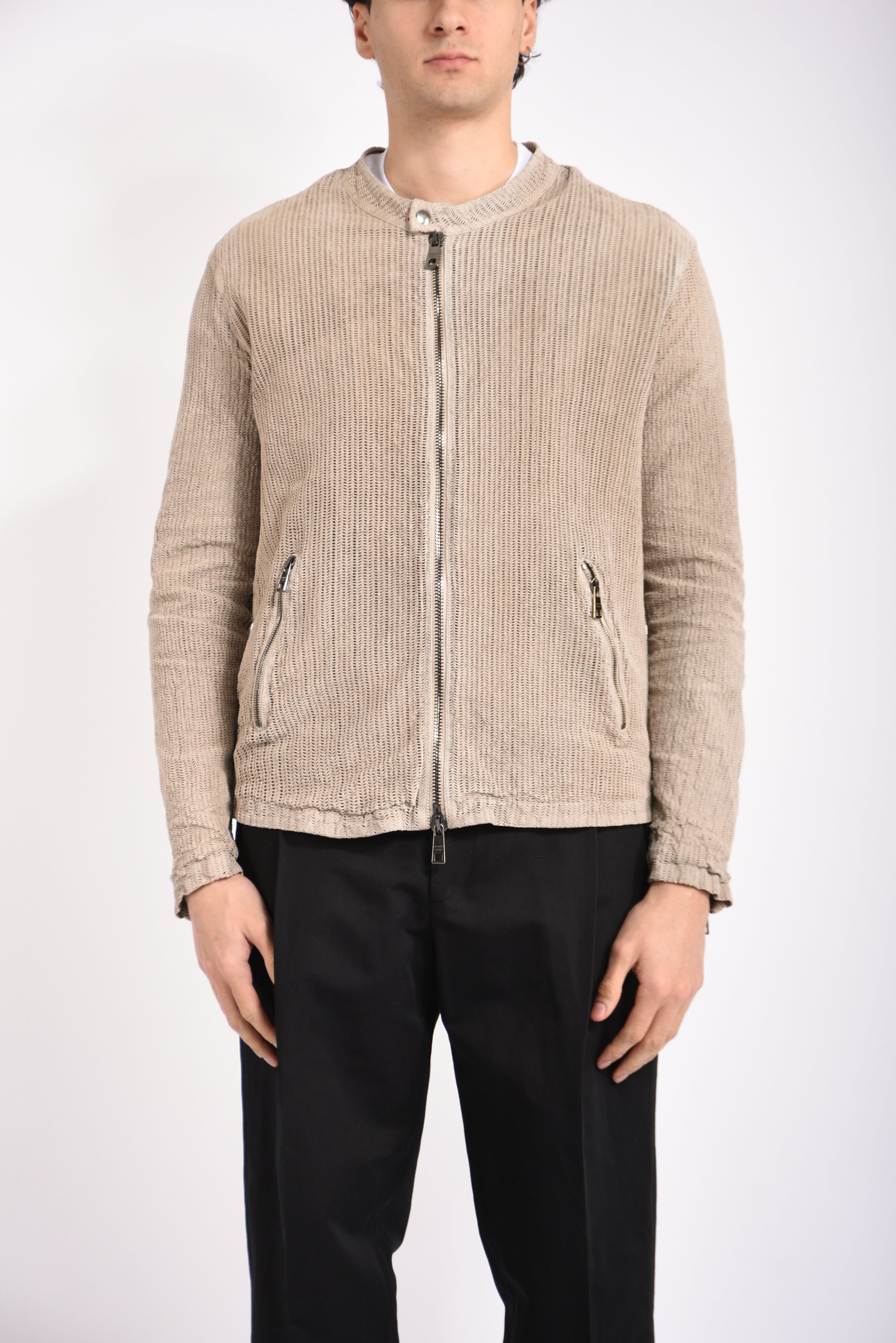 Biker in pelle traforato