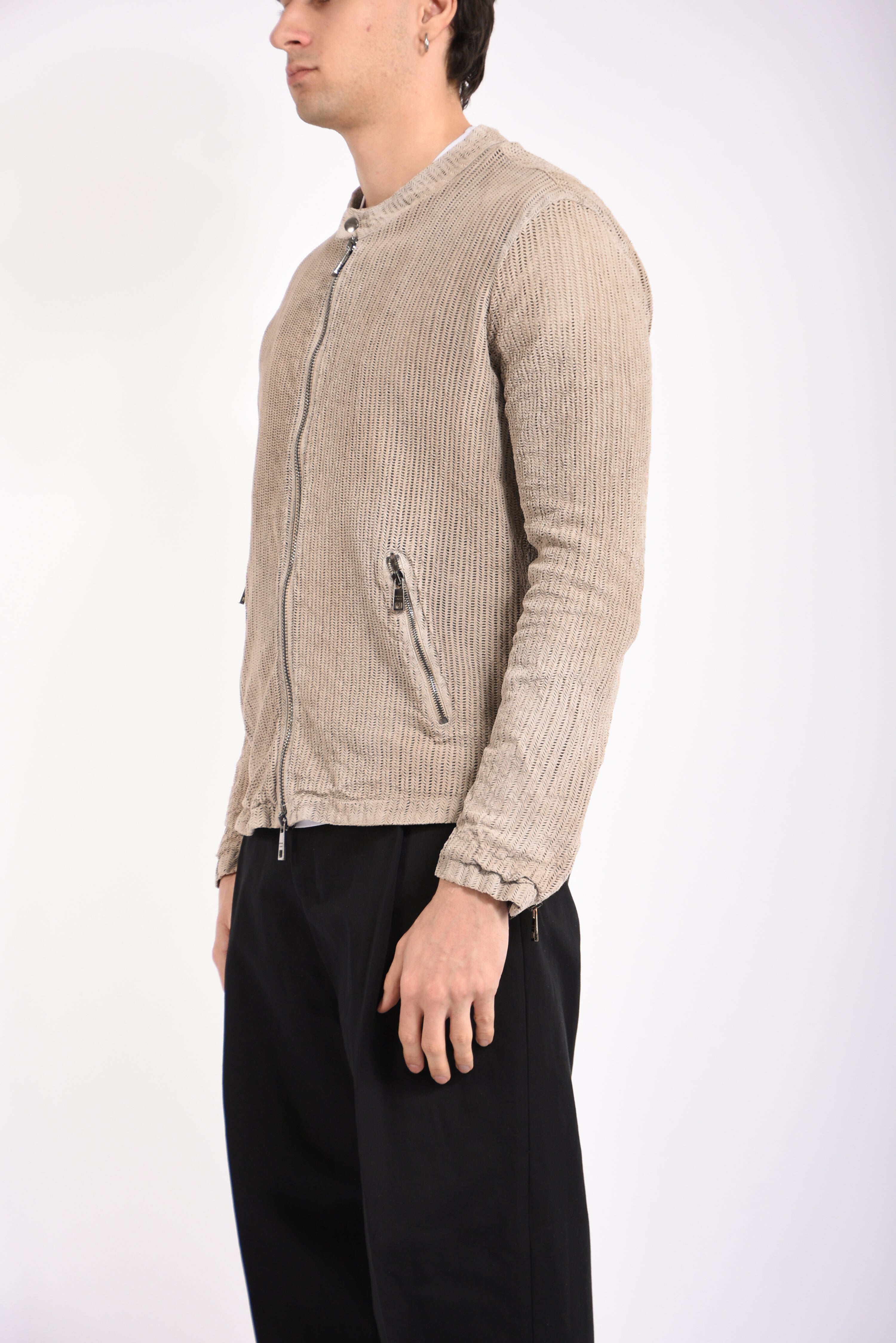 Biker in pelle traforato