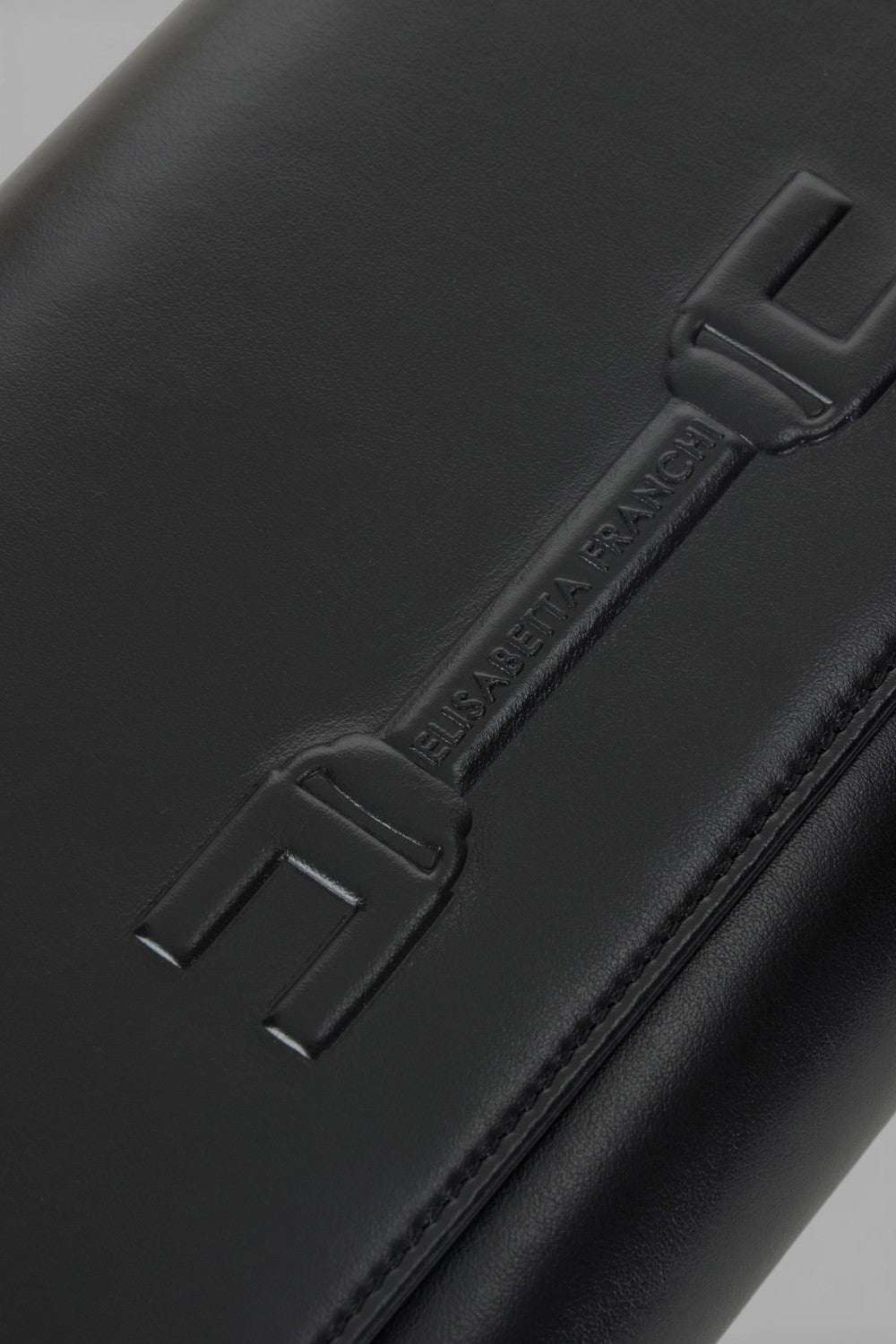 pochette con logo embossed