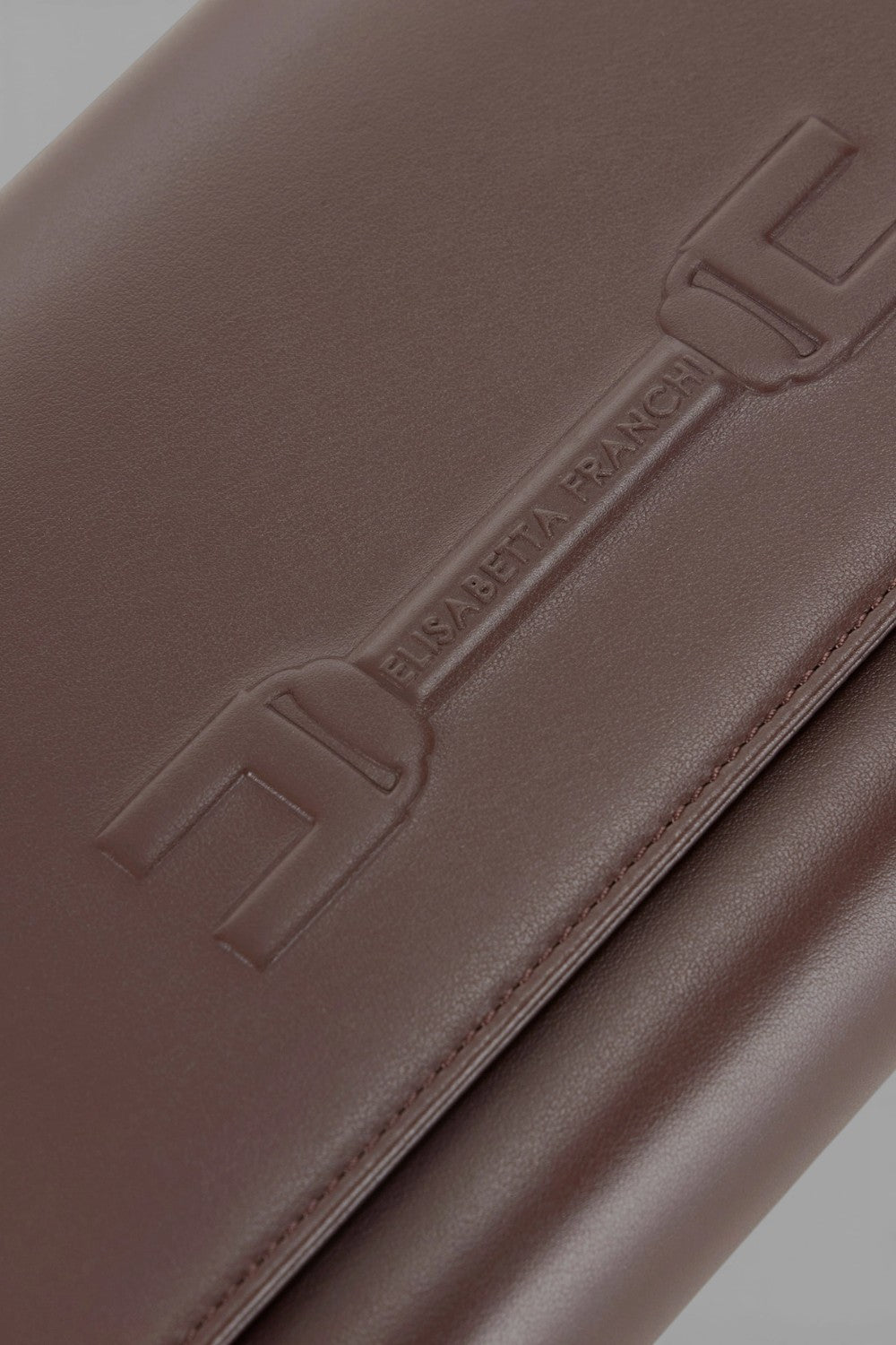 Pochette con logo embossed