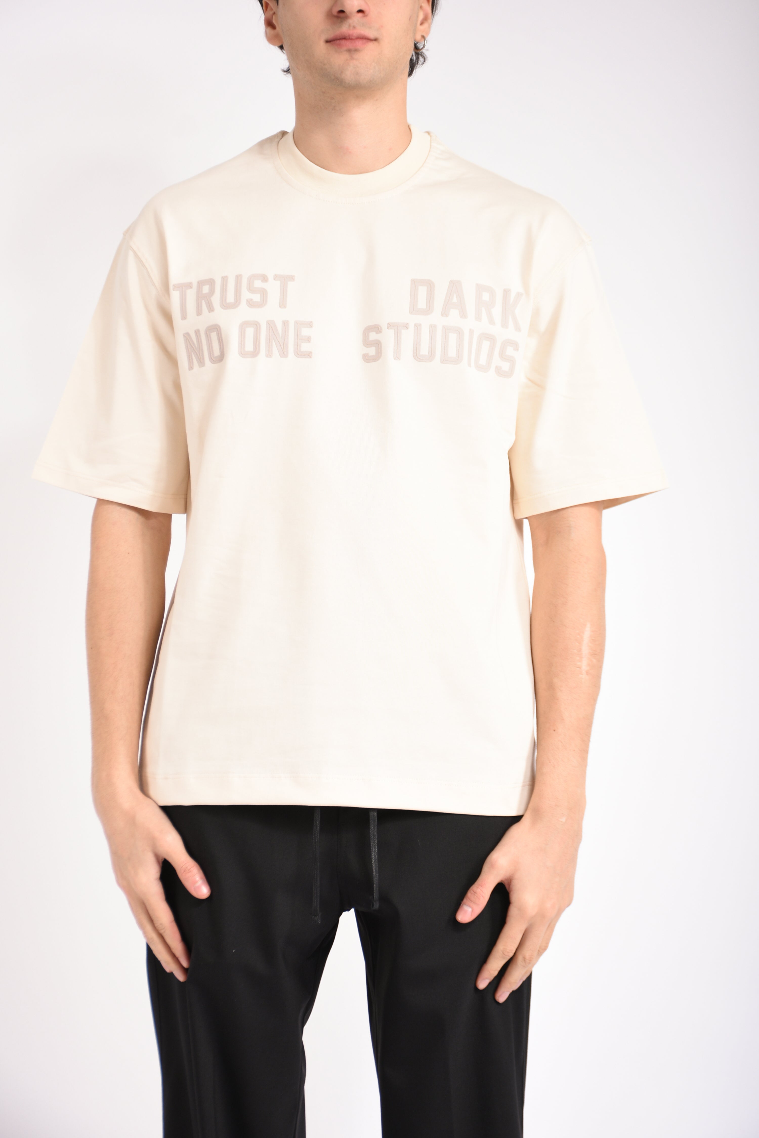 T-shirt trust no one