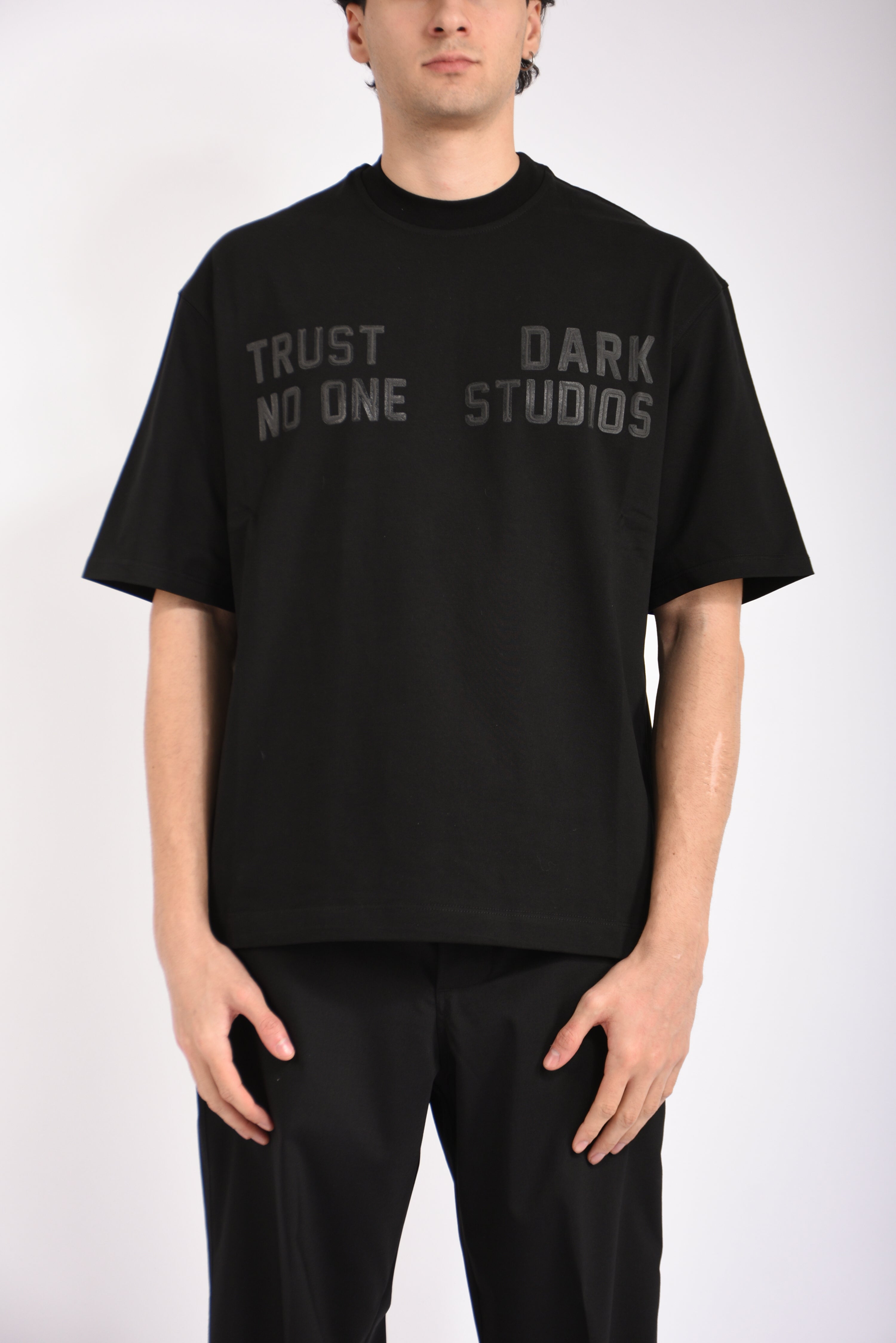 T-shirt trust no one