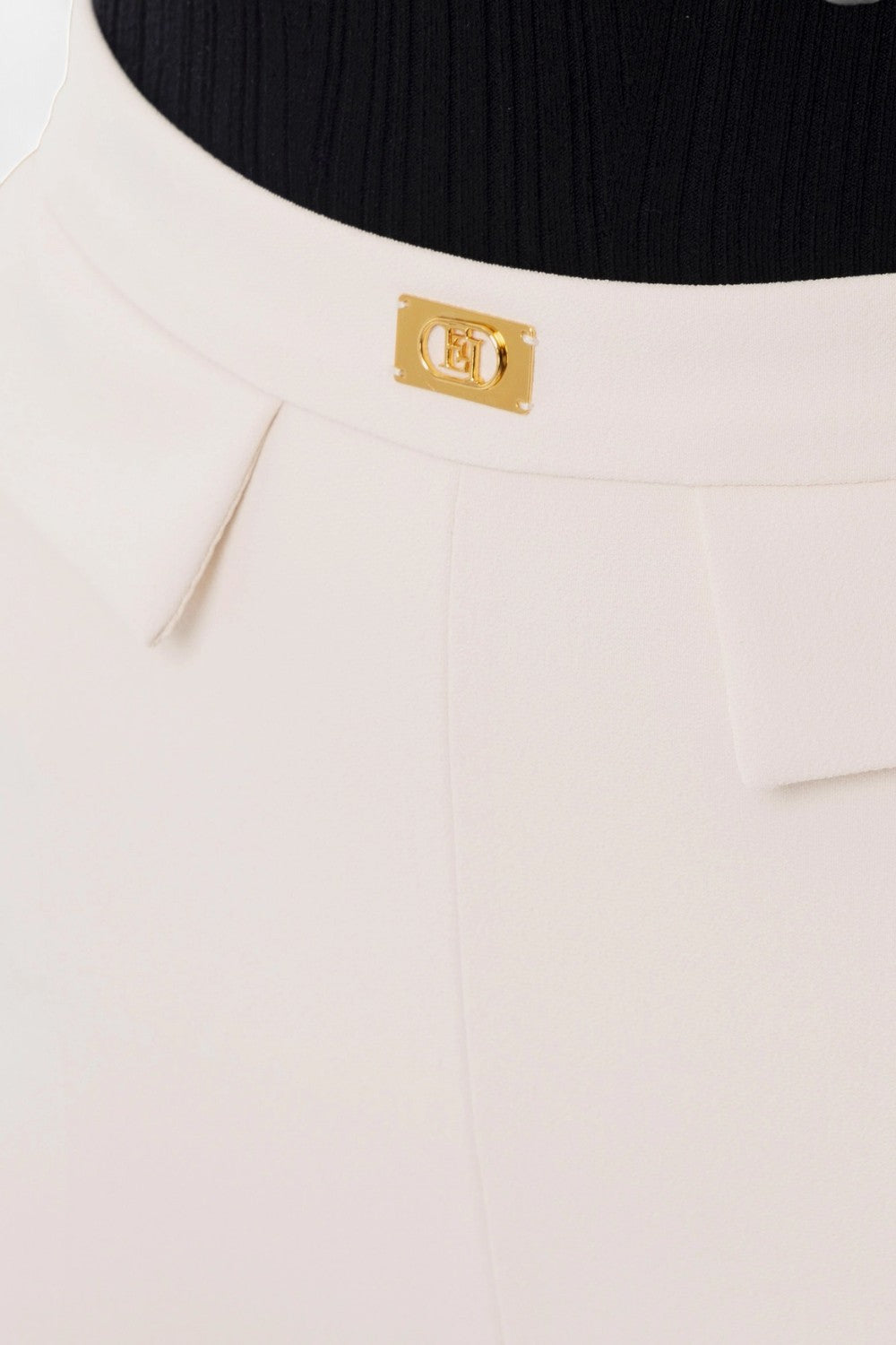 pantaloni slim in crêpe con placca logo