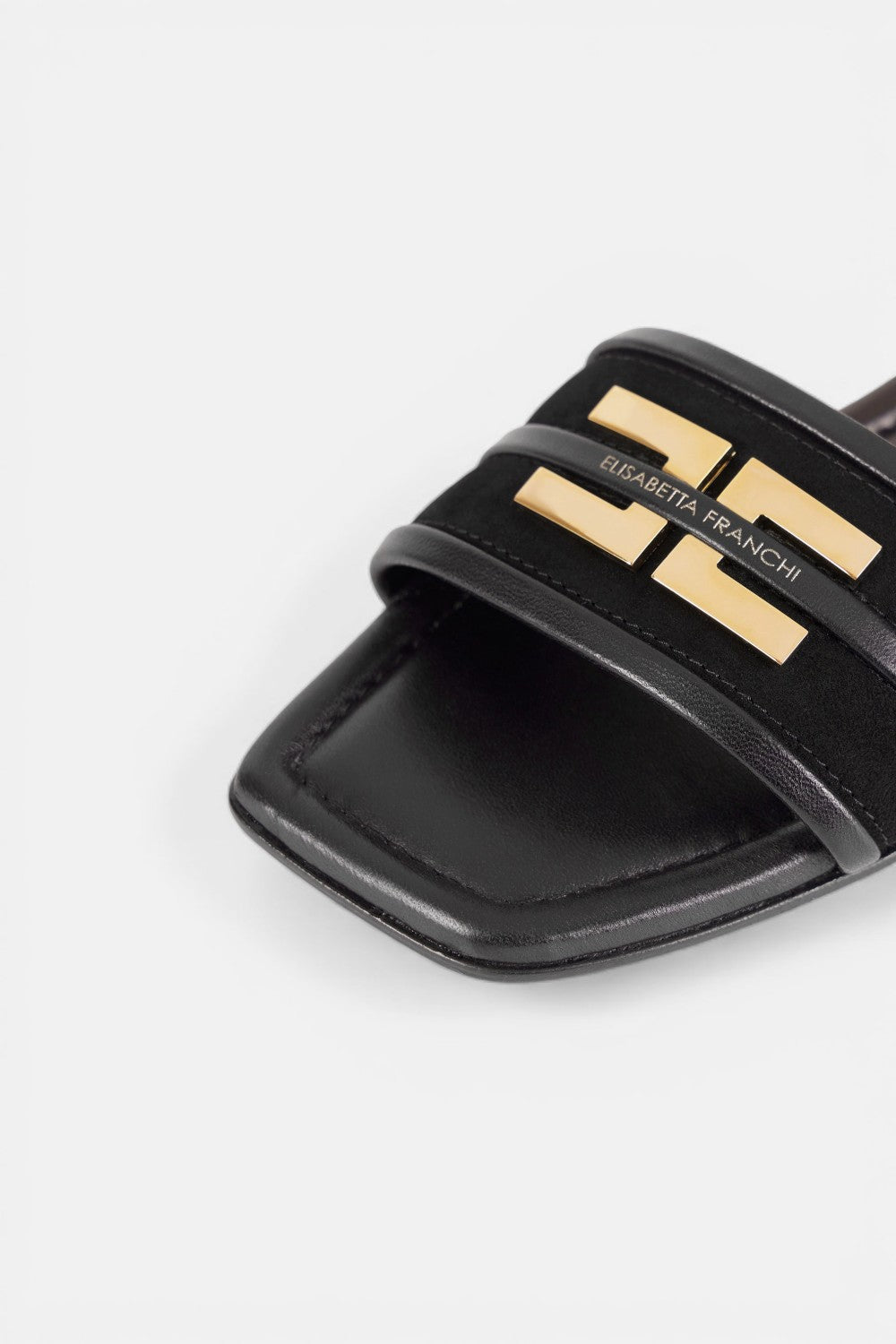 Sandalo flat in pelle con dettaglio logo