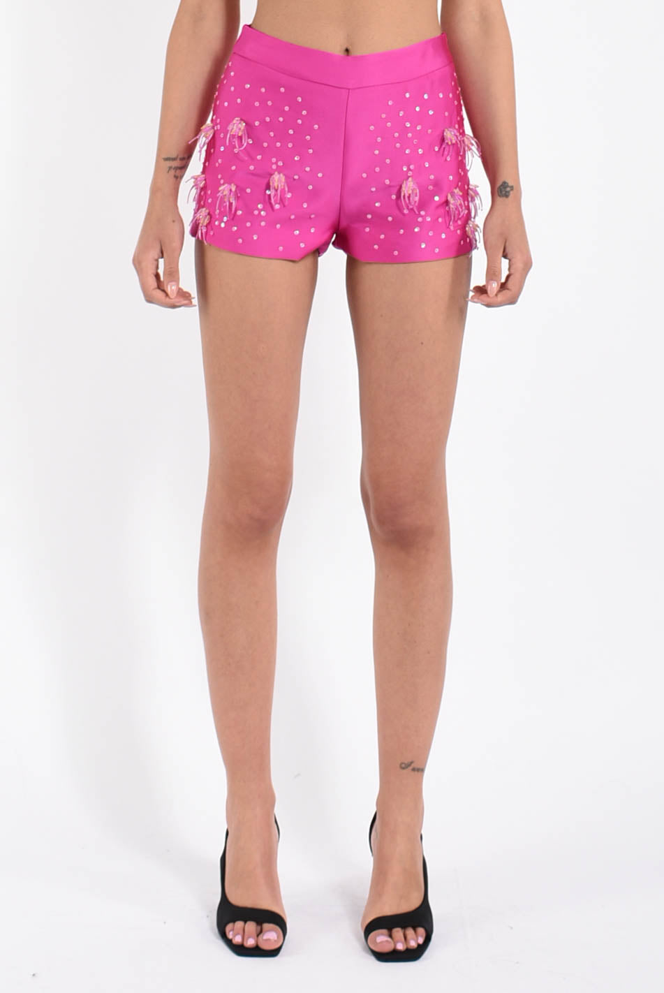 shorts in raso con applicazioni