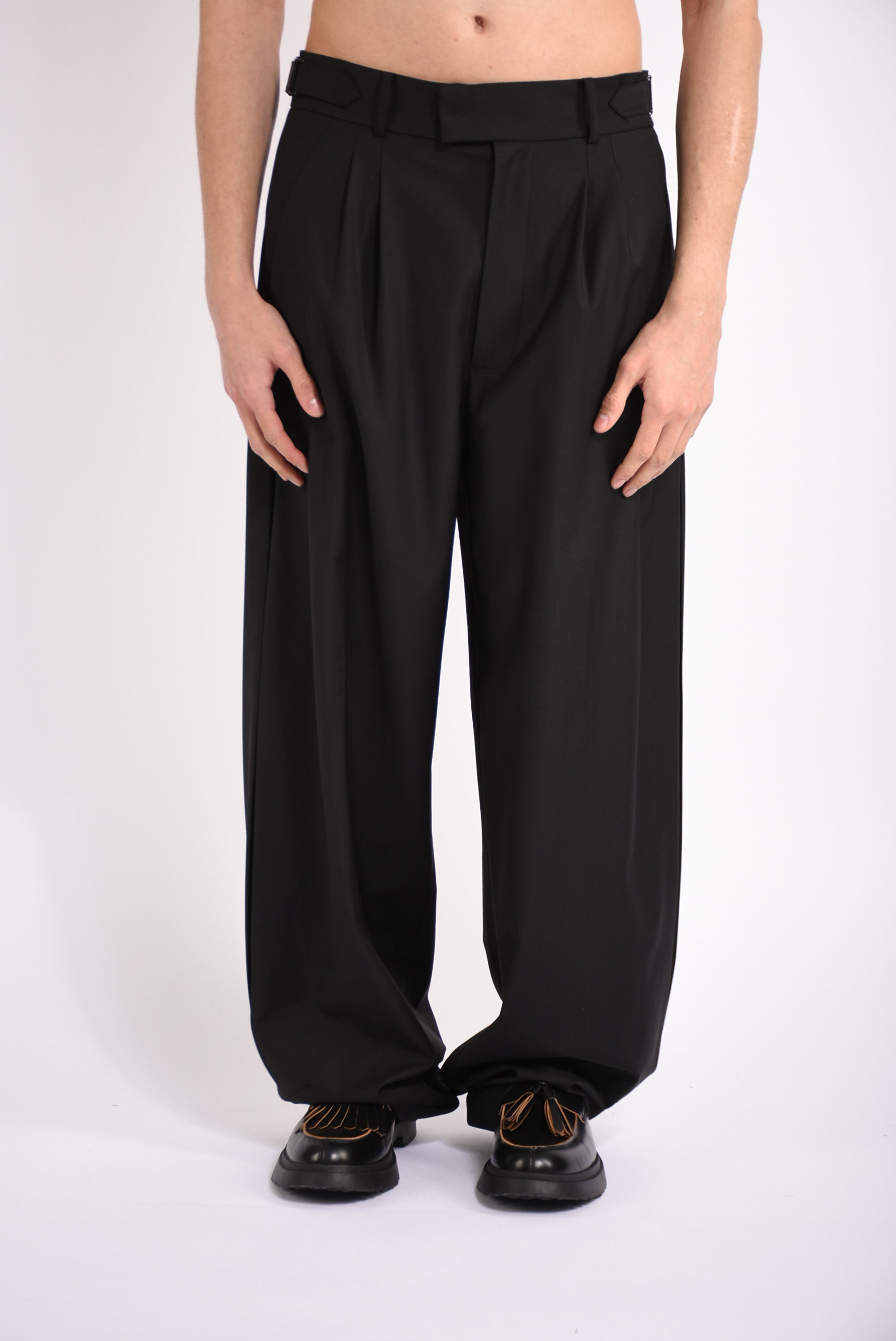 Pantaloni over con pinces in fresco lana