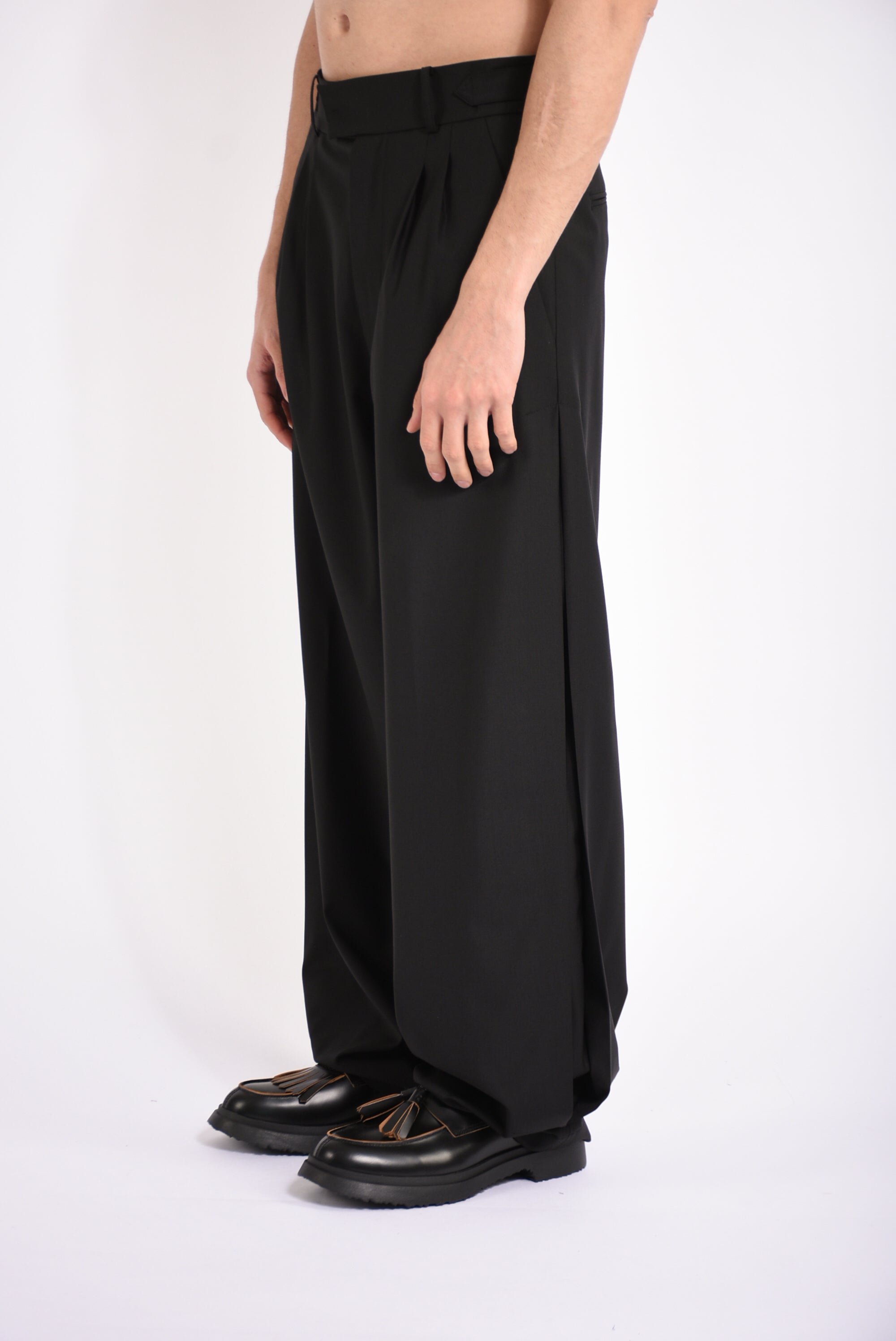 Pantaloni over con pinces in fresco lana