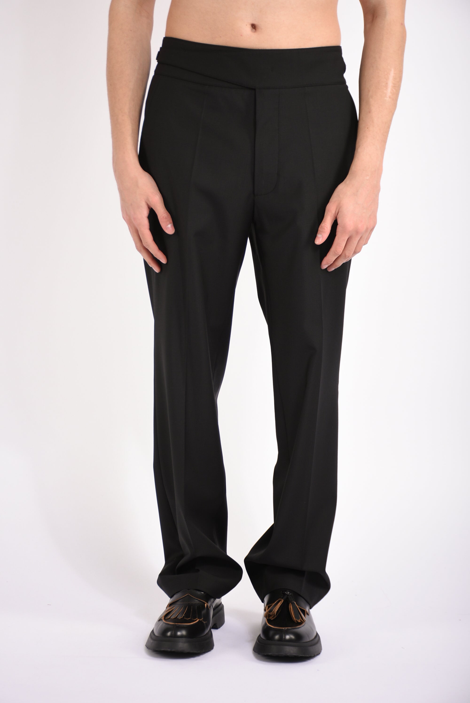 Pantaloni con pinces in fresco lana