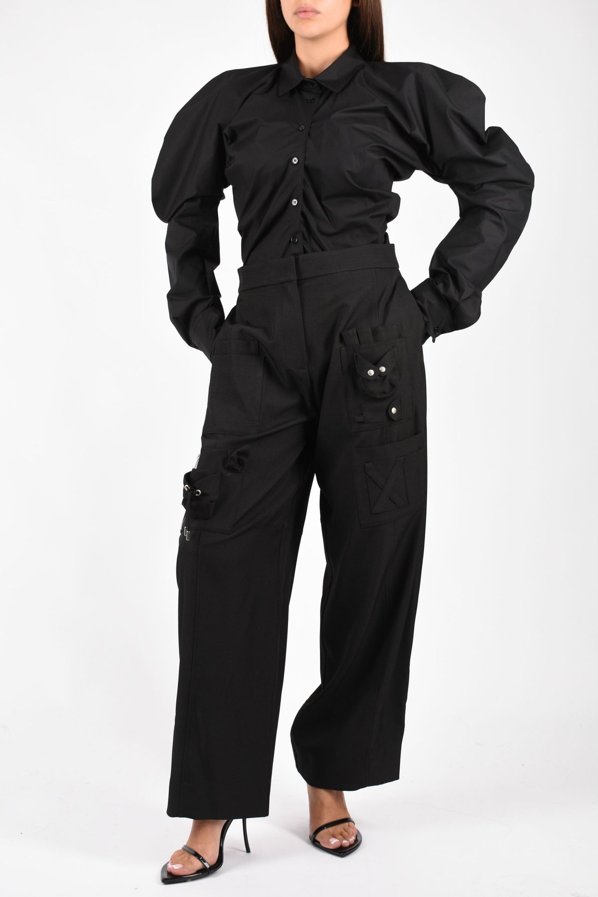 PANTALONE CON TASCHE APPLICATE