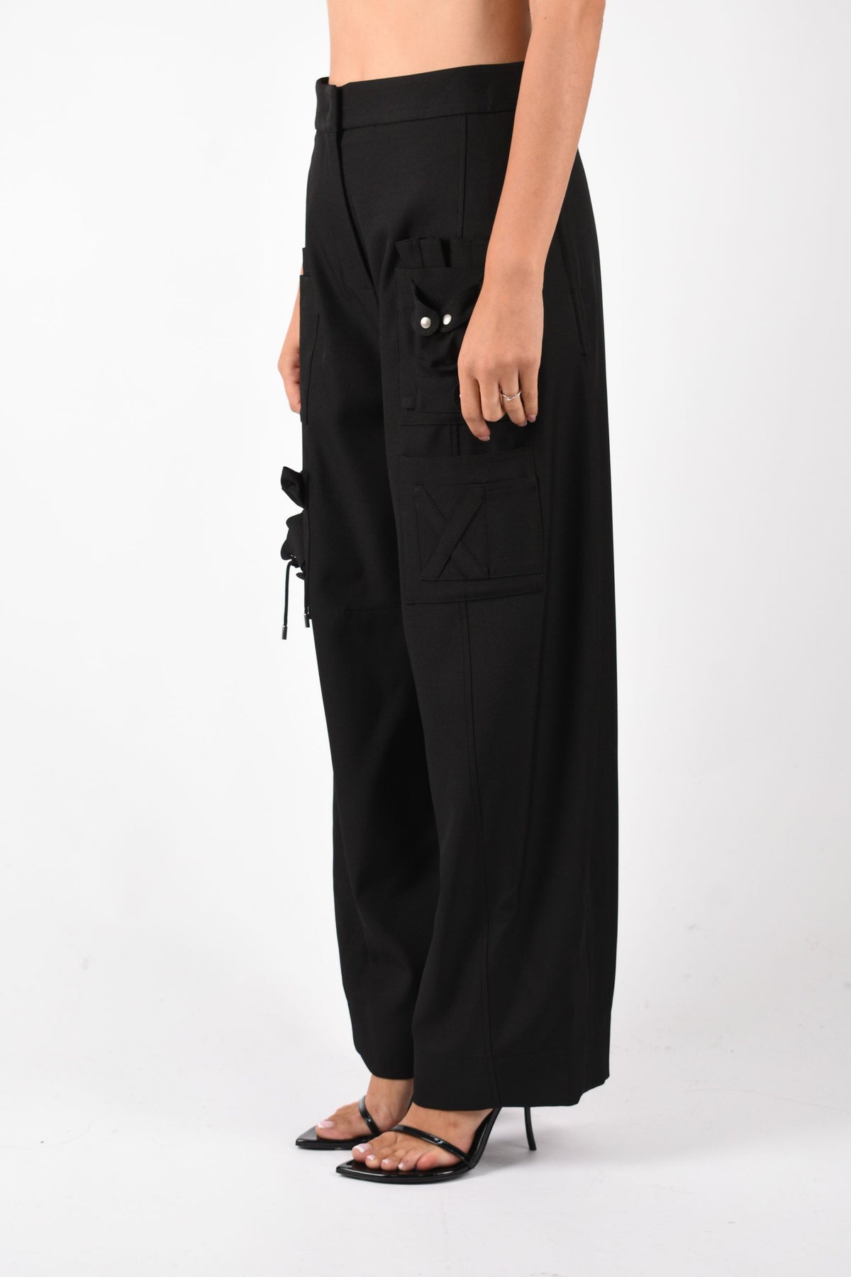 PANTALONE CON TASCHE APPLICATE