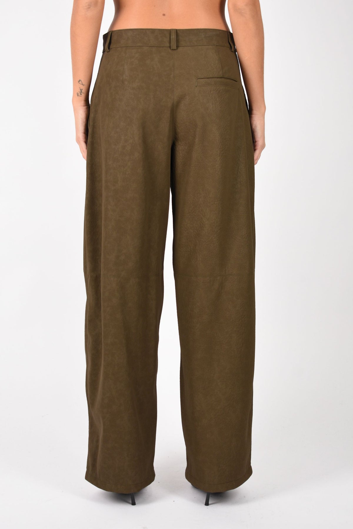 Pantaloni straight effetto pelle nabuk 107710A3MD