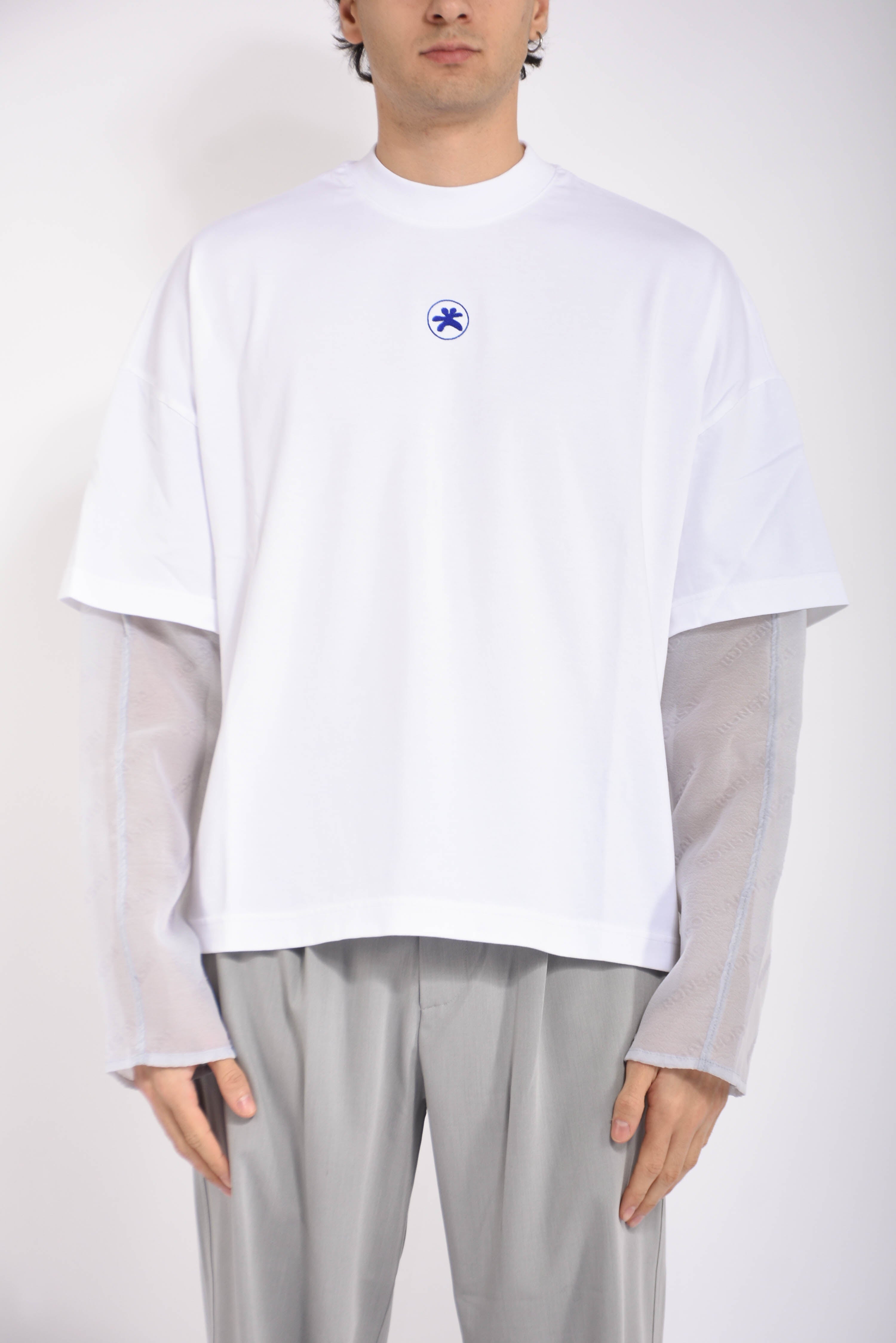 t-shirt seasonal logo