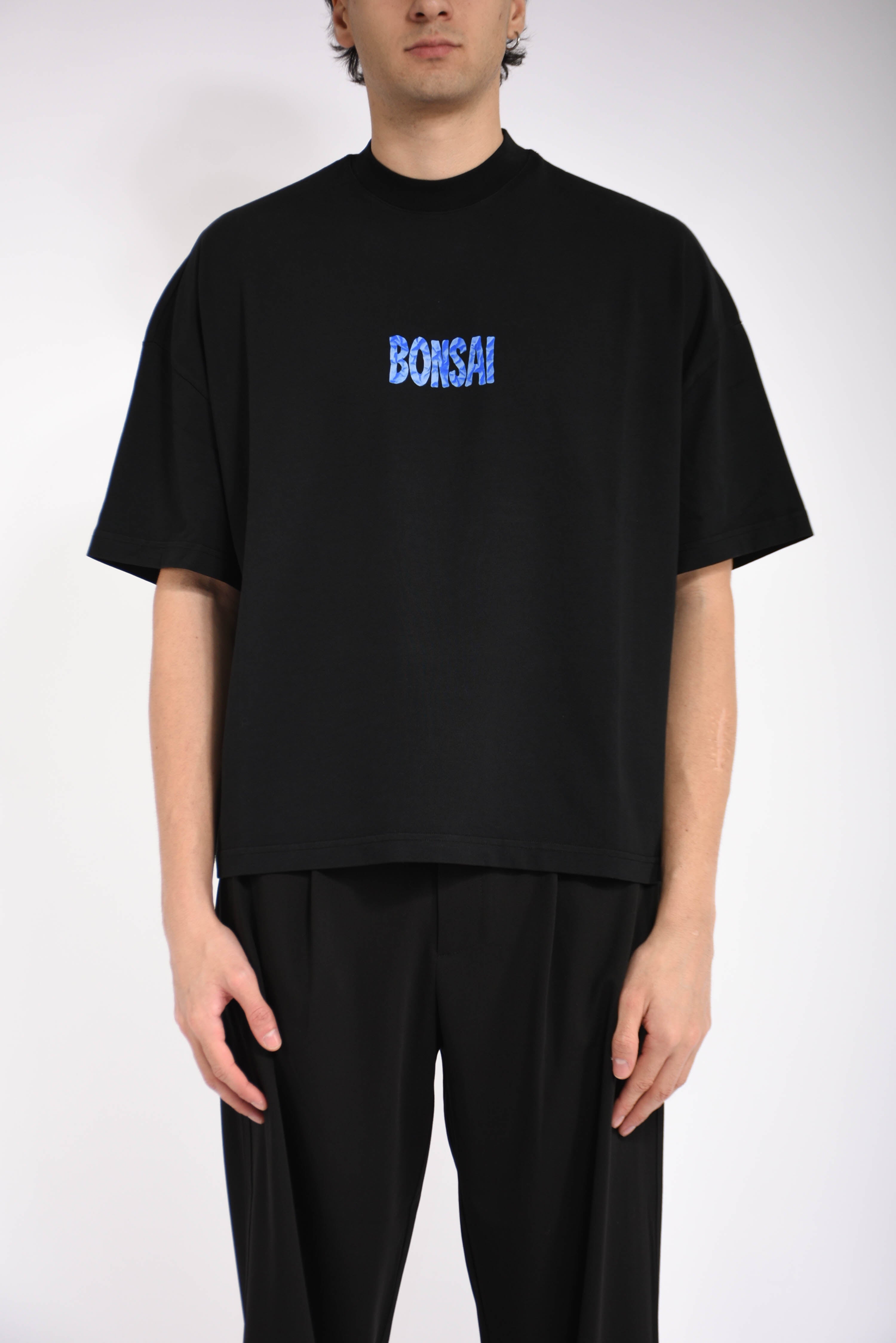 t-shirt seasonal logo graphic