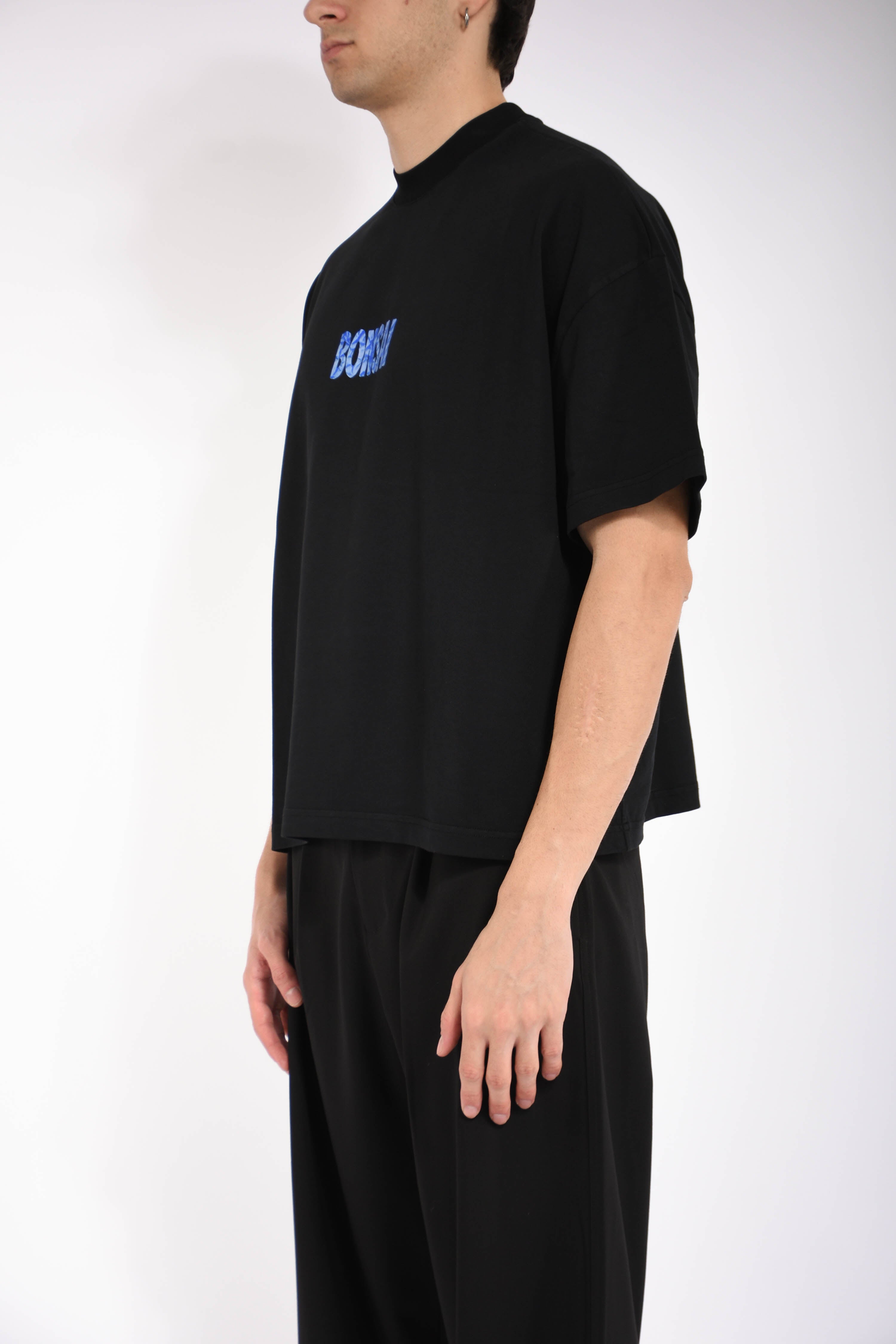 t-shirt seasonal logo graphic