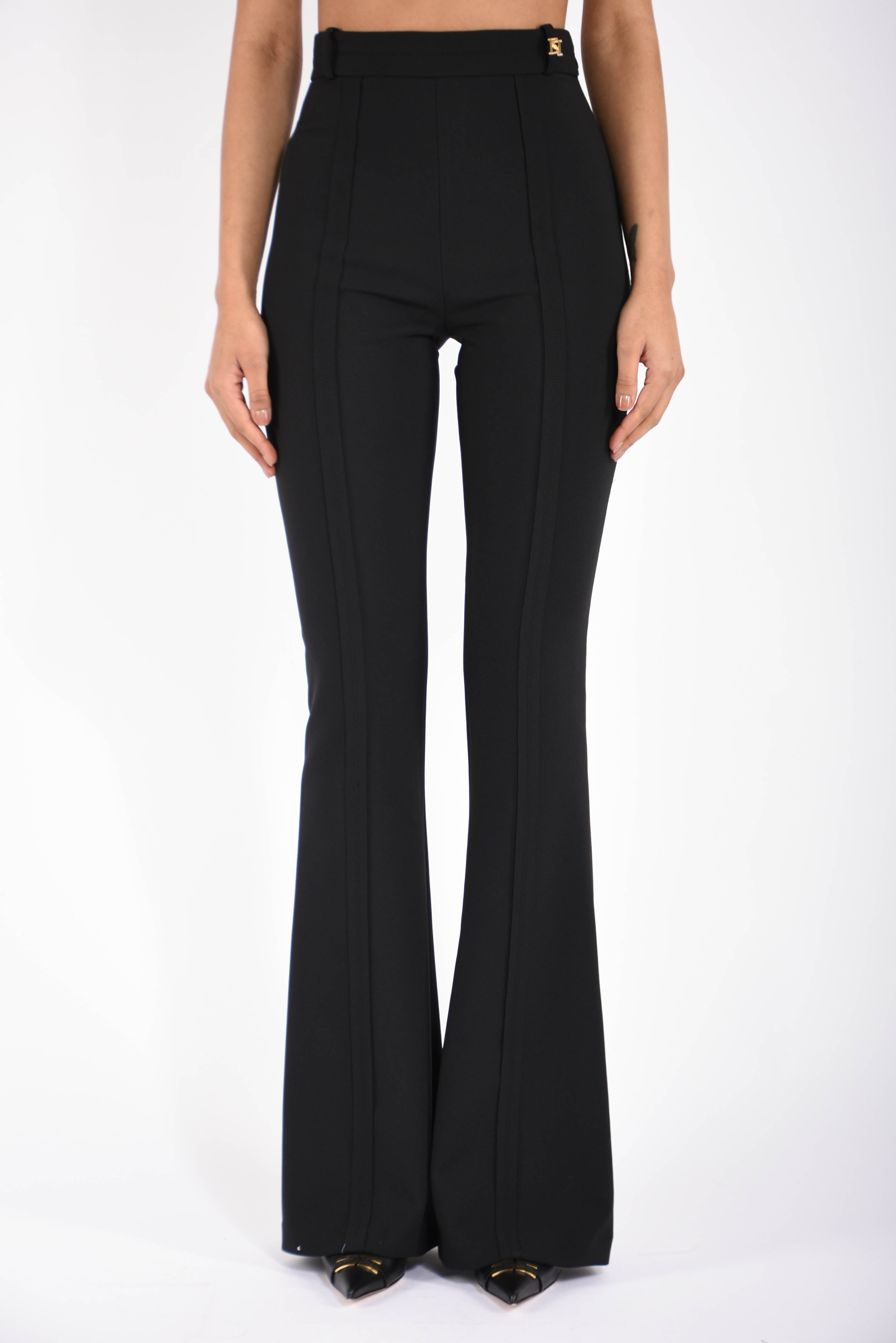 Pantaloni in doppio crêpe stretch con logo charm