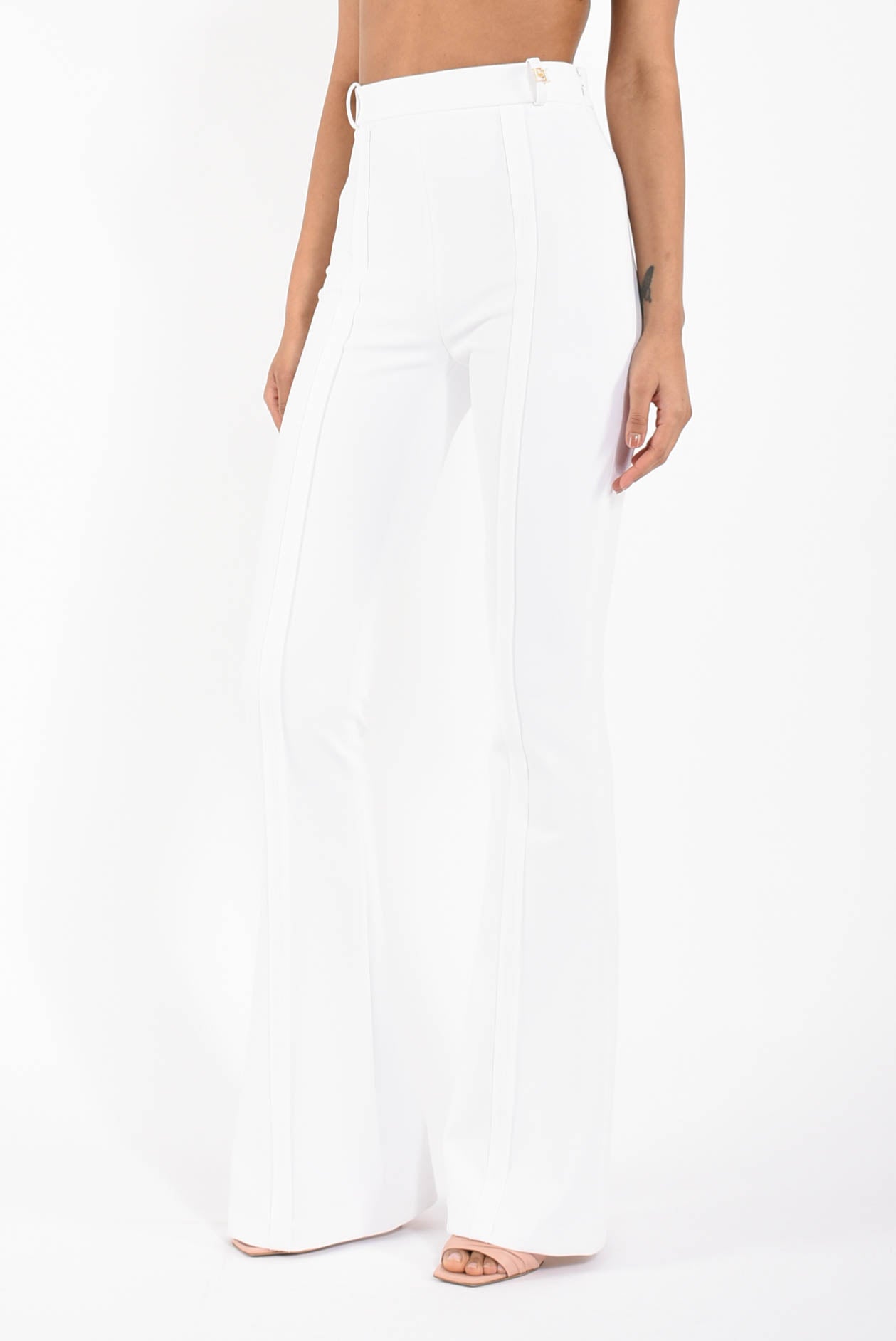 Pantaloni in doppio crêpe stretch con logo charm