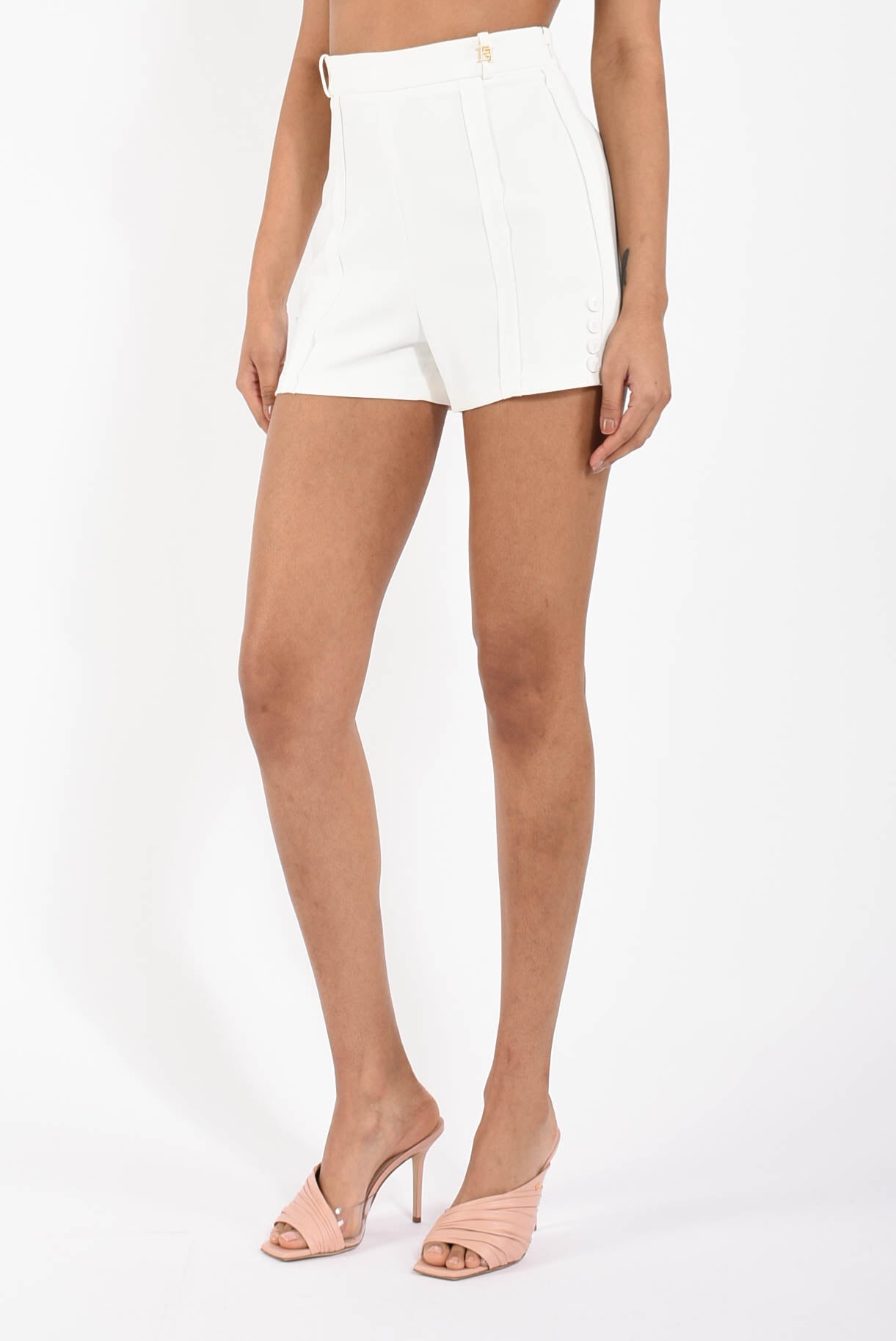 Shorts in crêpe leggero con tessuto a taglio vivo