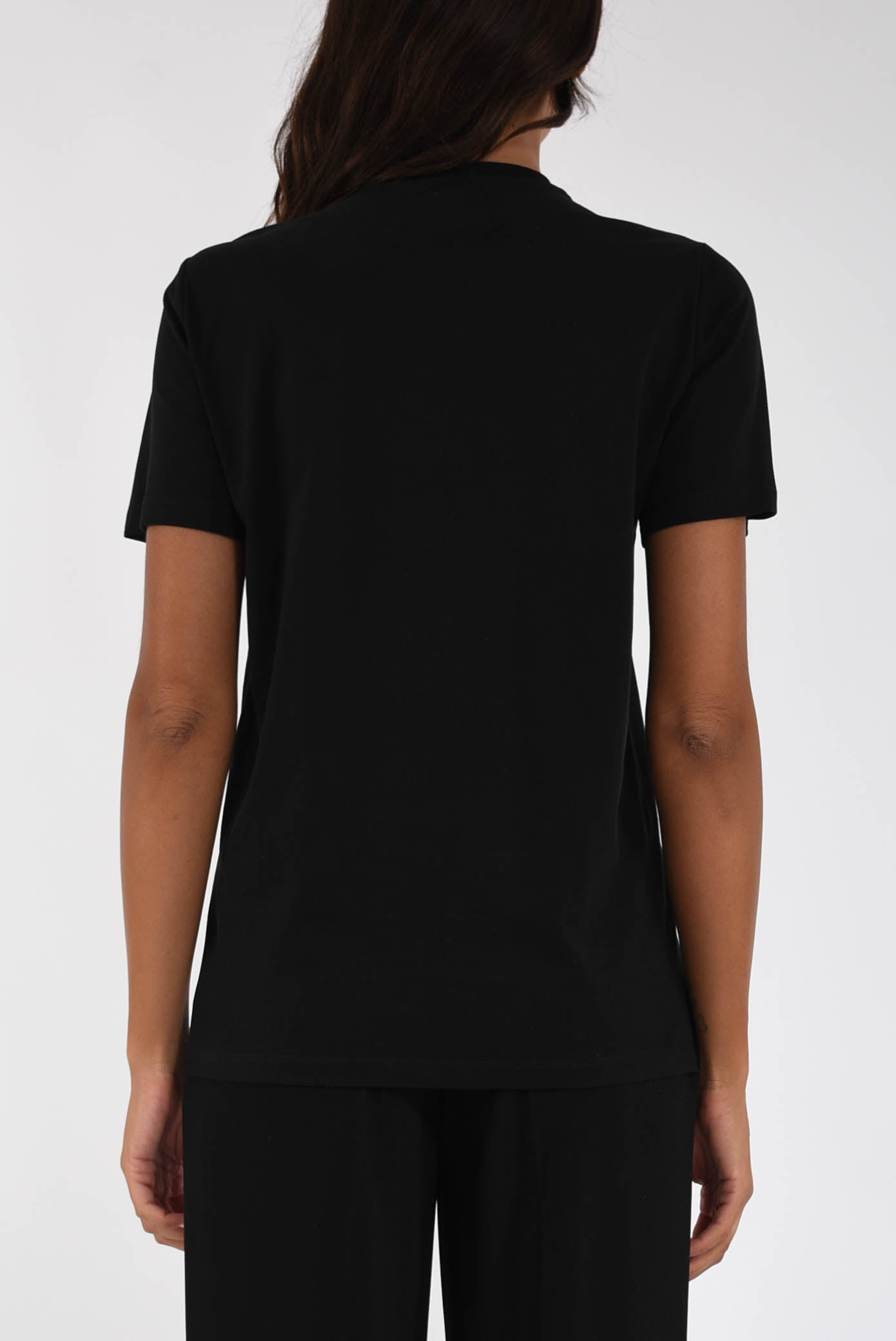 T-shirt in jersey di cotone con collana