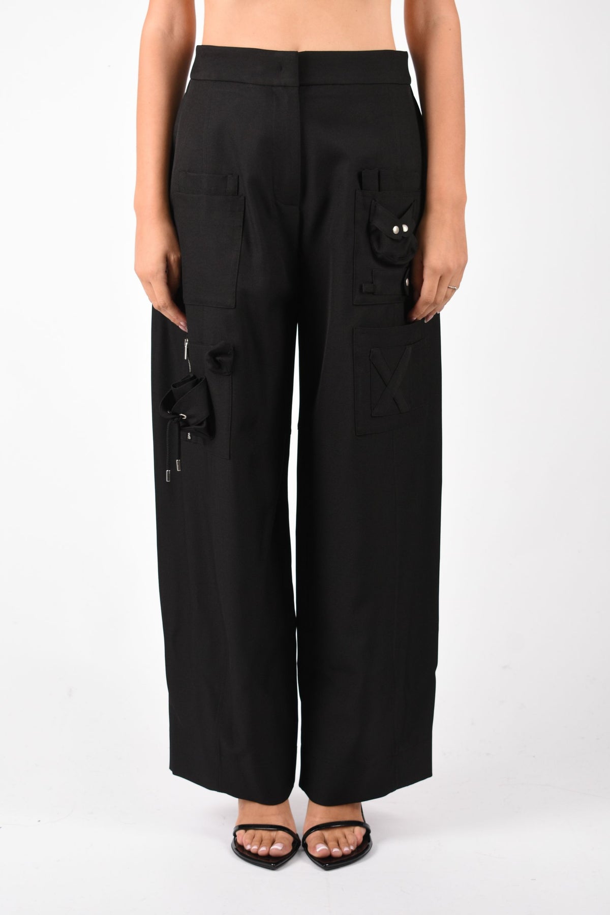 PANTALONE CON TASCHE APPLICATE
