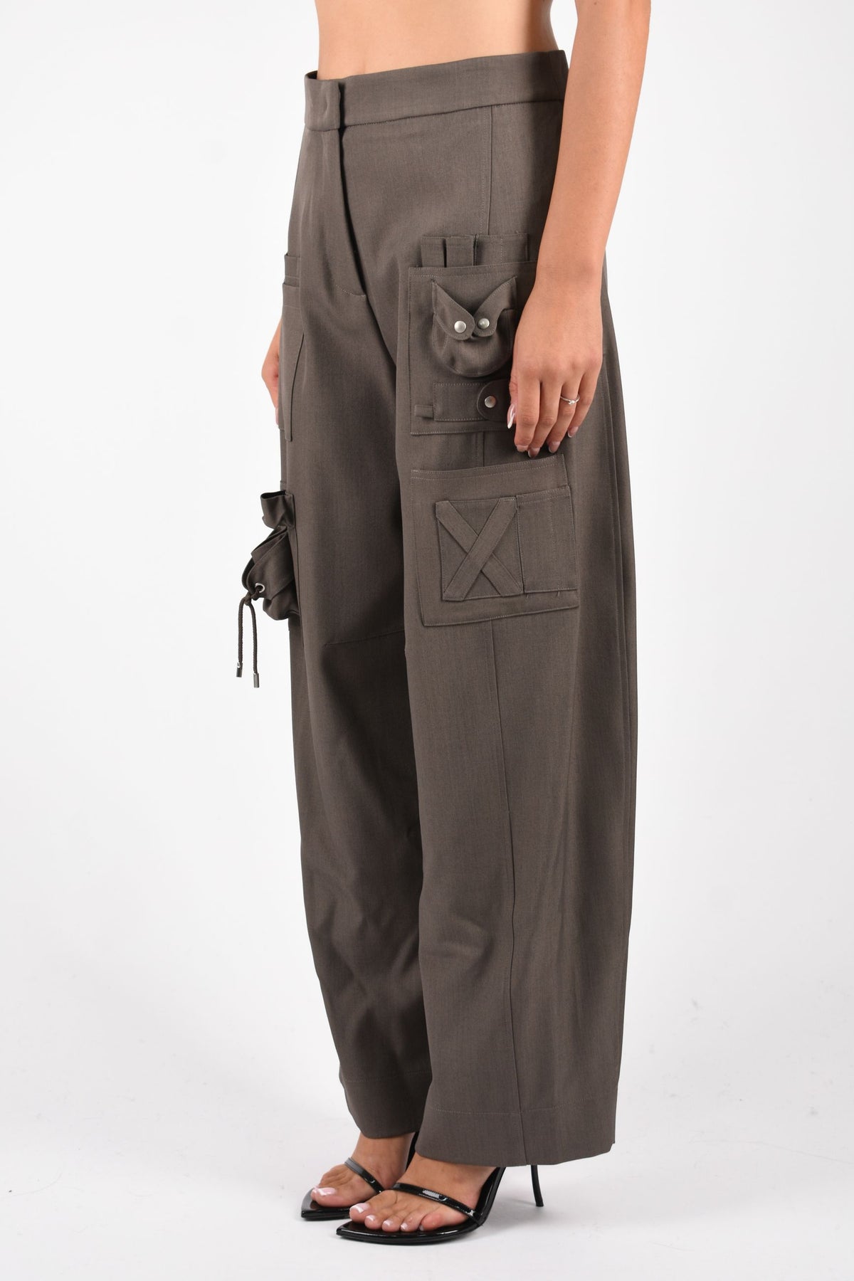 PANTALONE CON TASCHE APPLICATE