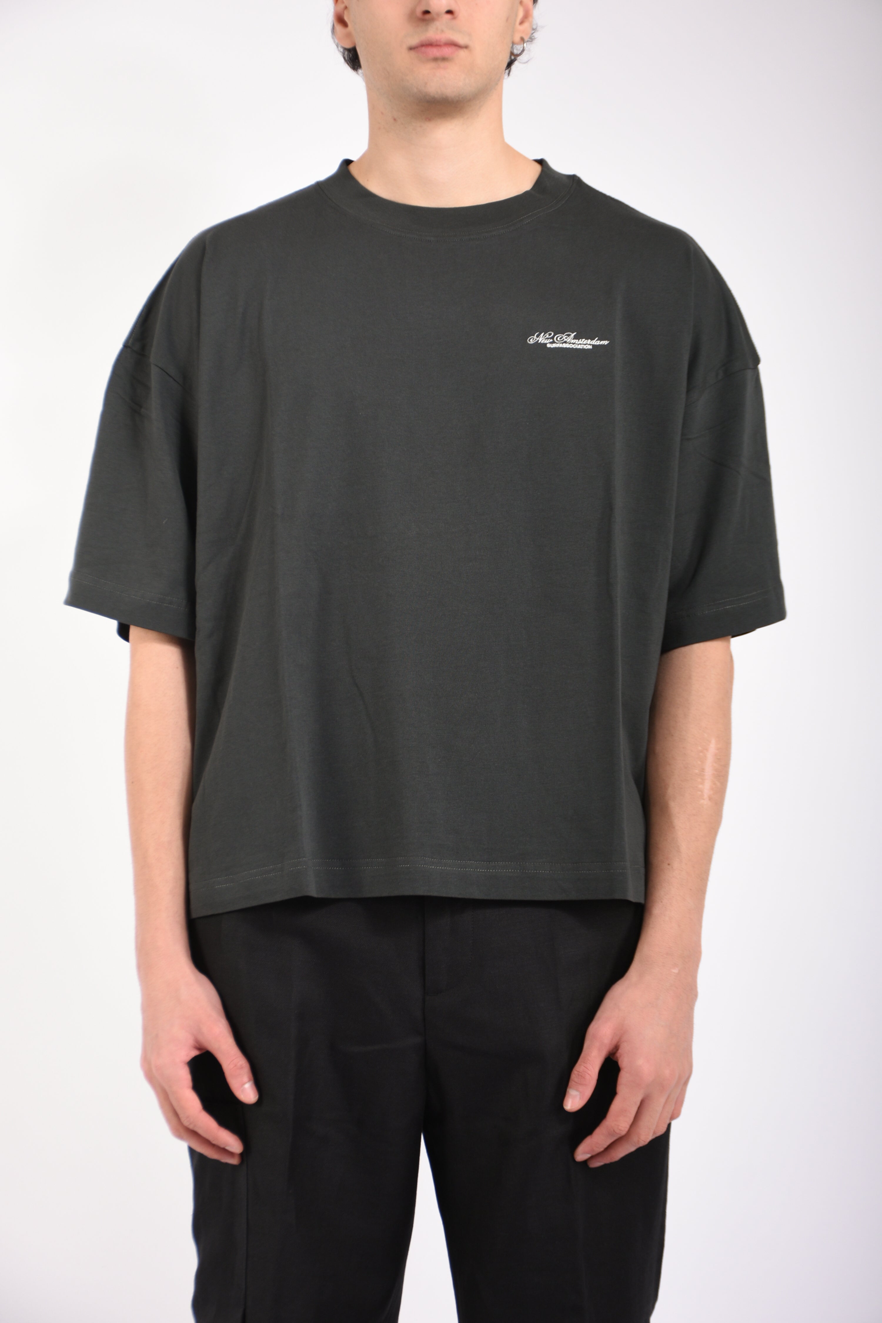 t-shirt big logo