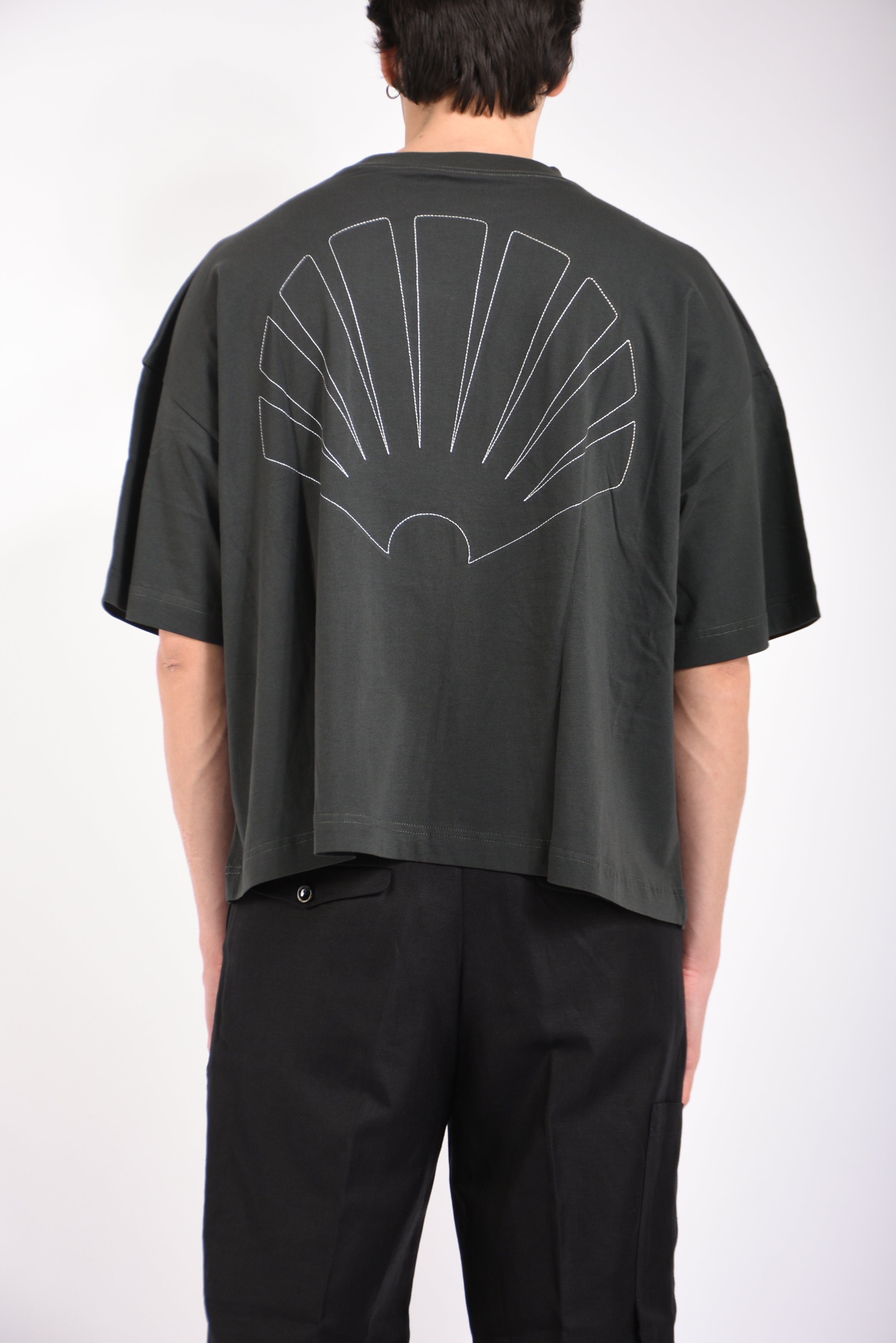 t-shirt big logo