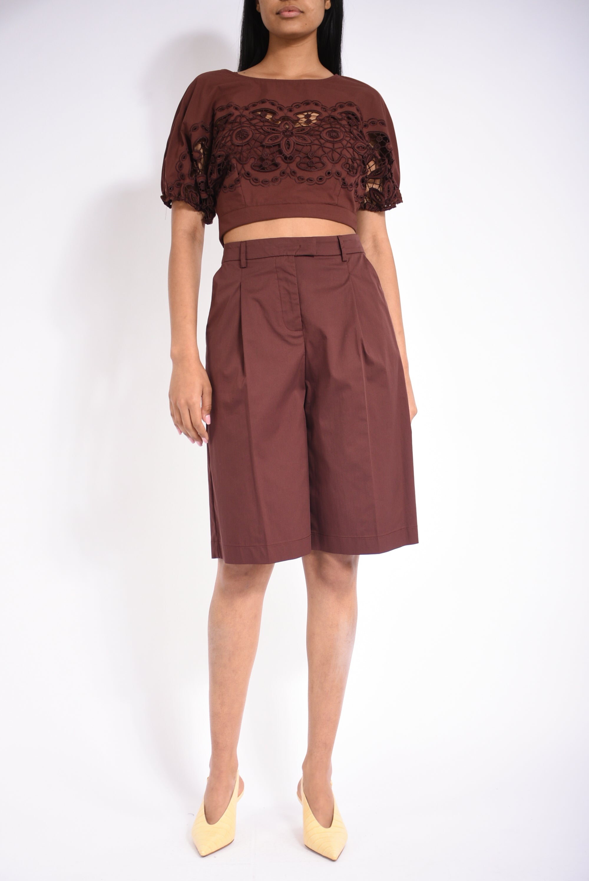 Top in cotone con ricamo floreale