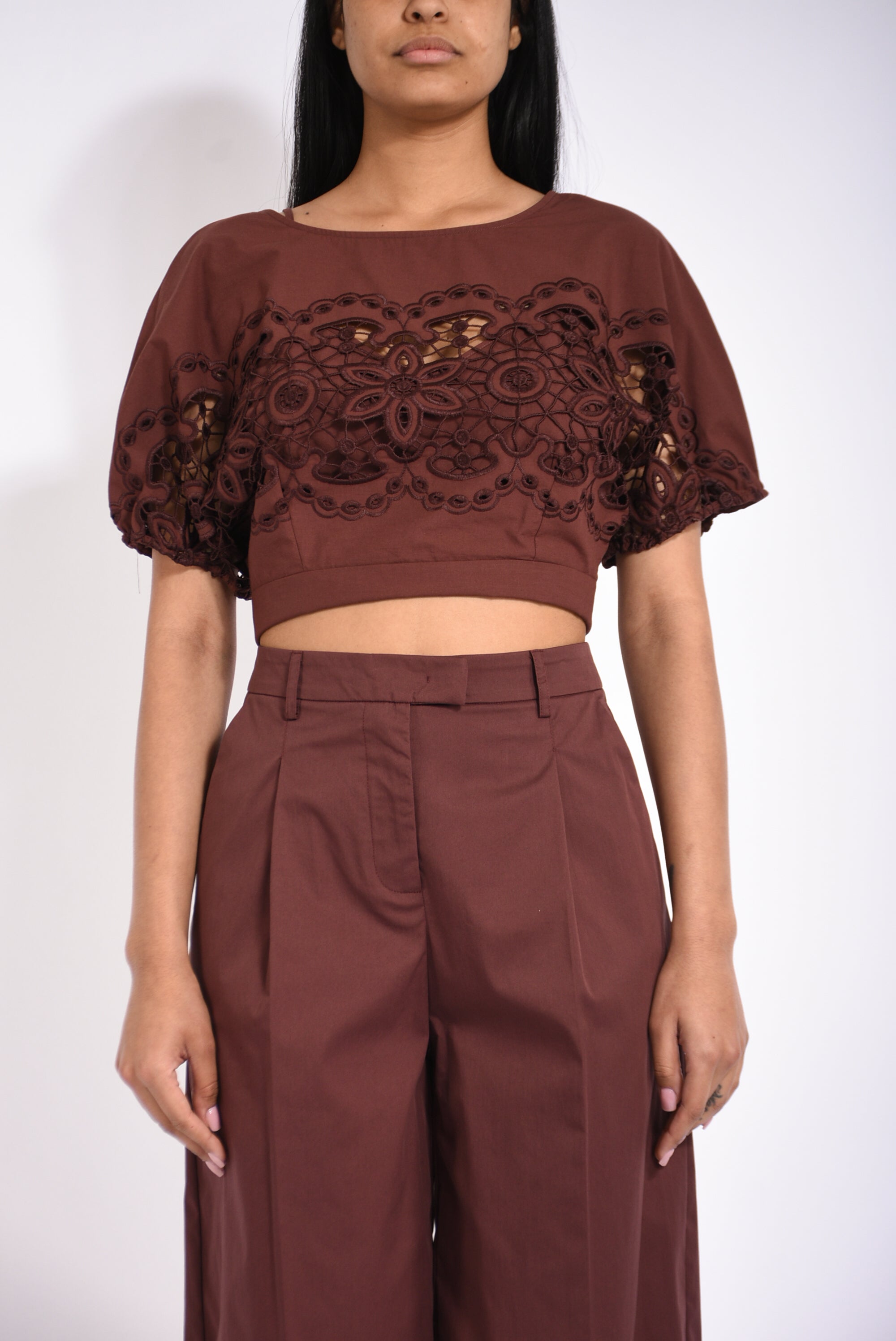 Top in cotone con ricamo floreale