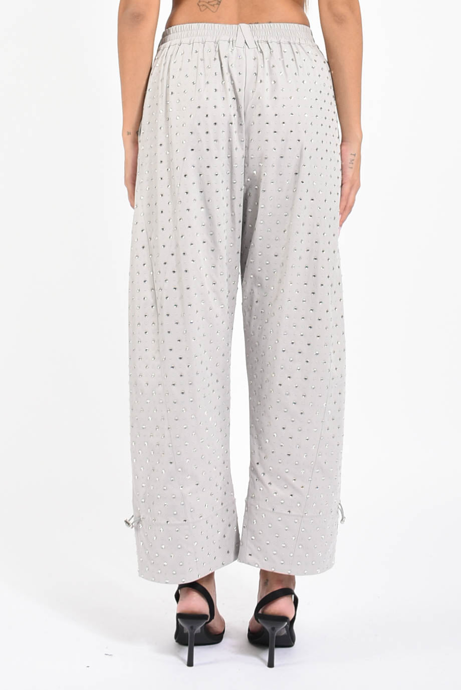 Pantaloni con strass e borchie