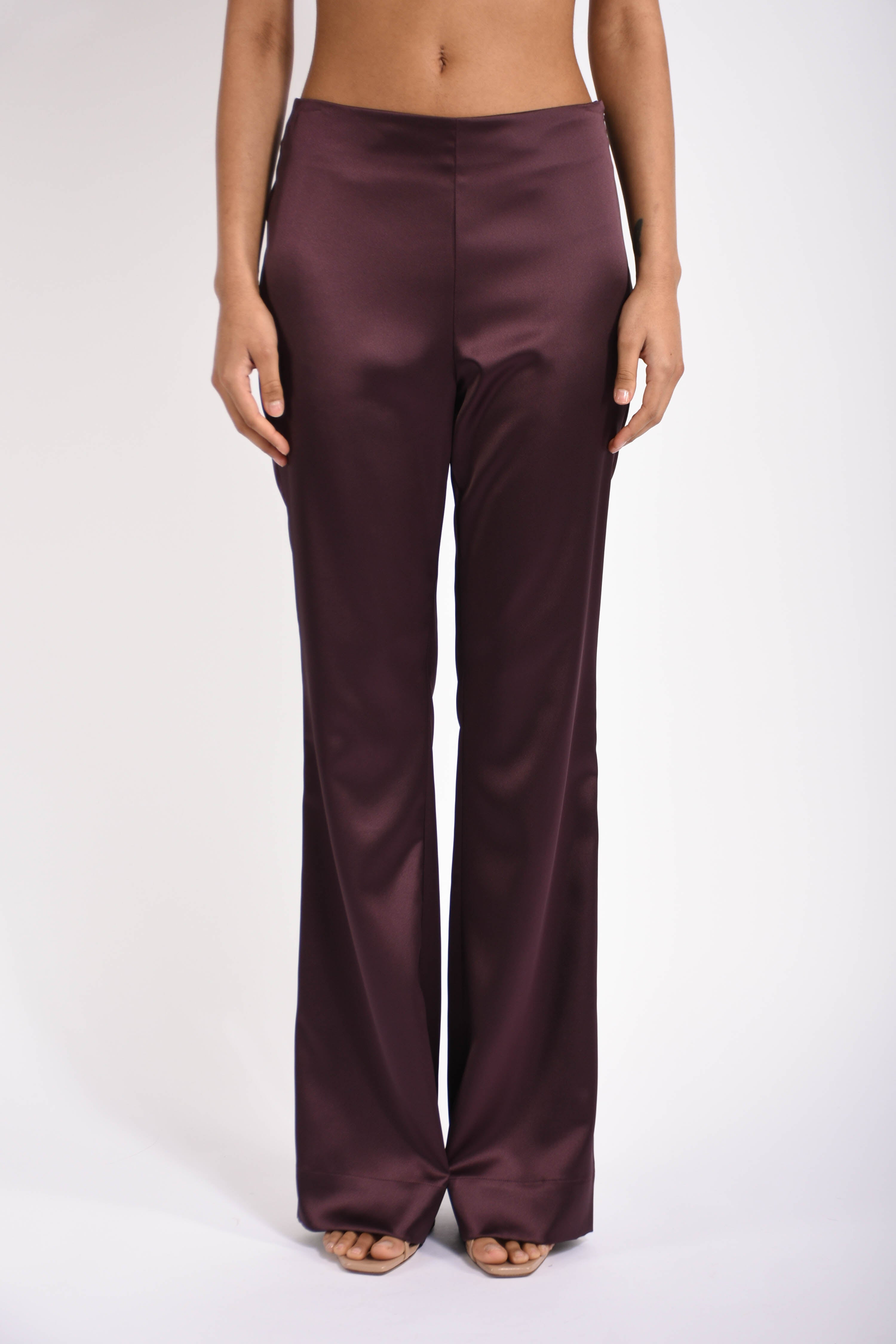 Pantaloni svasati in satin pinolo