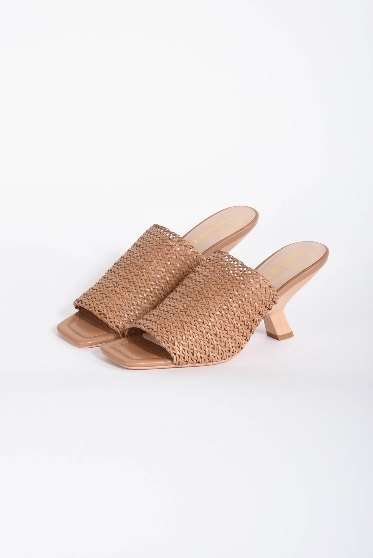 Sandali mules con intrecci