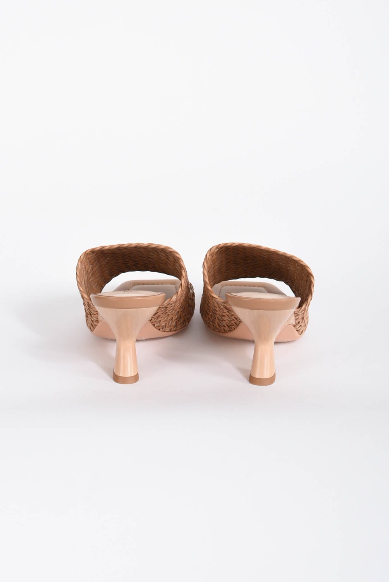 Sandali mules con intrecci