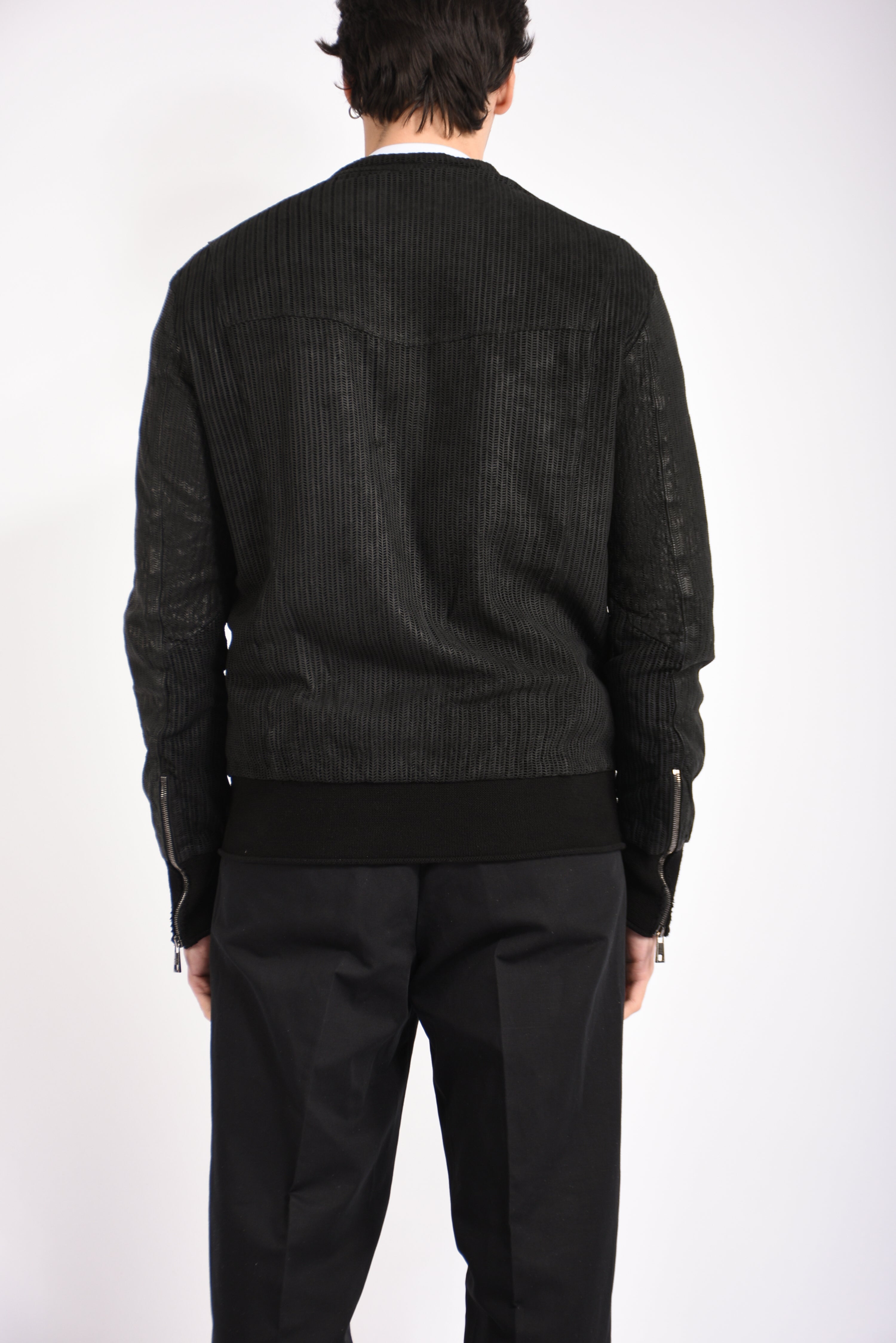 Biker in pelle traforato