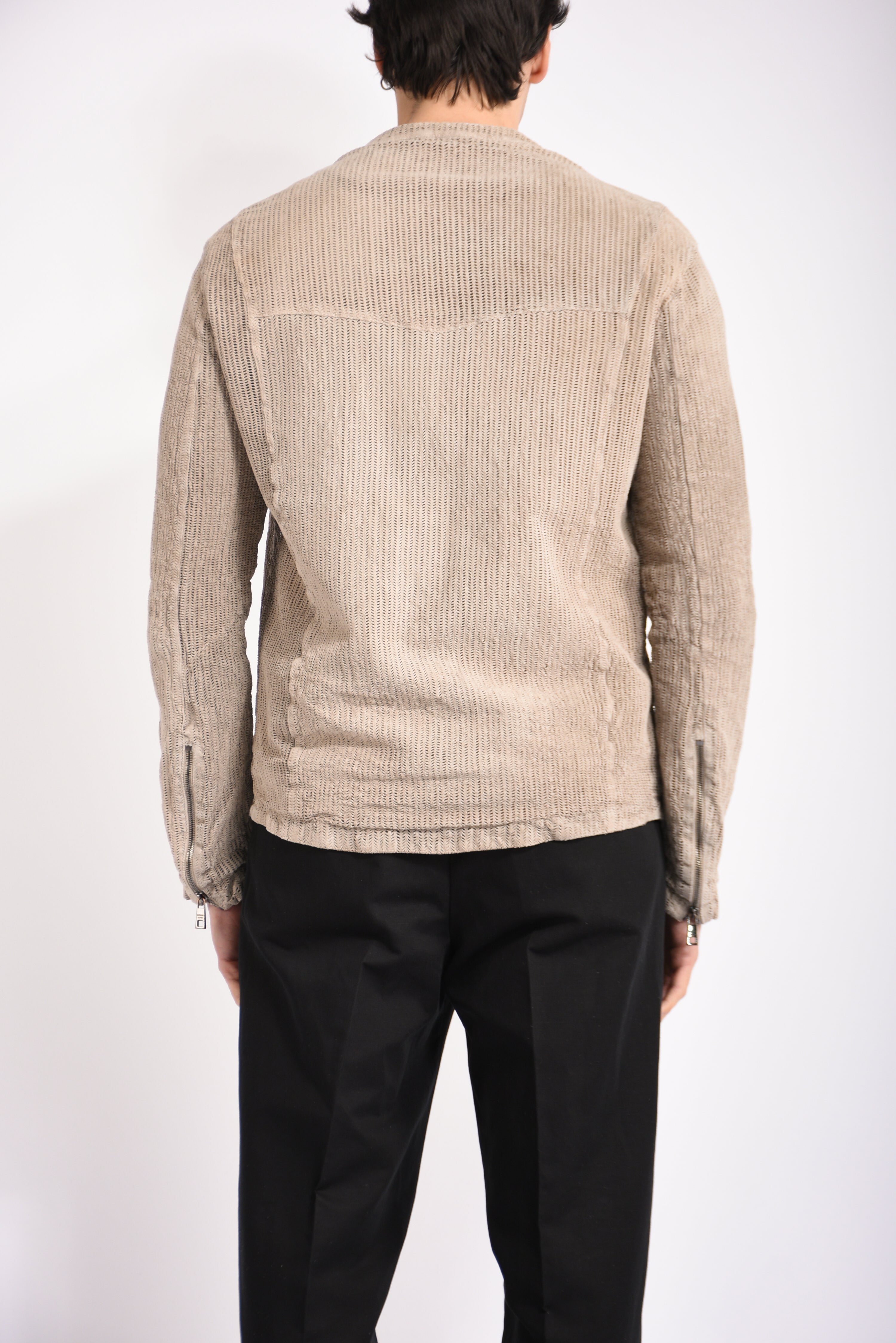 Biker in pelle traforato