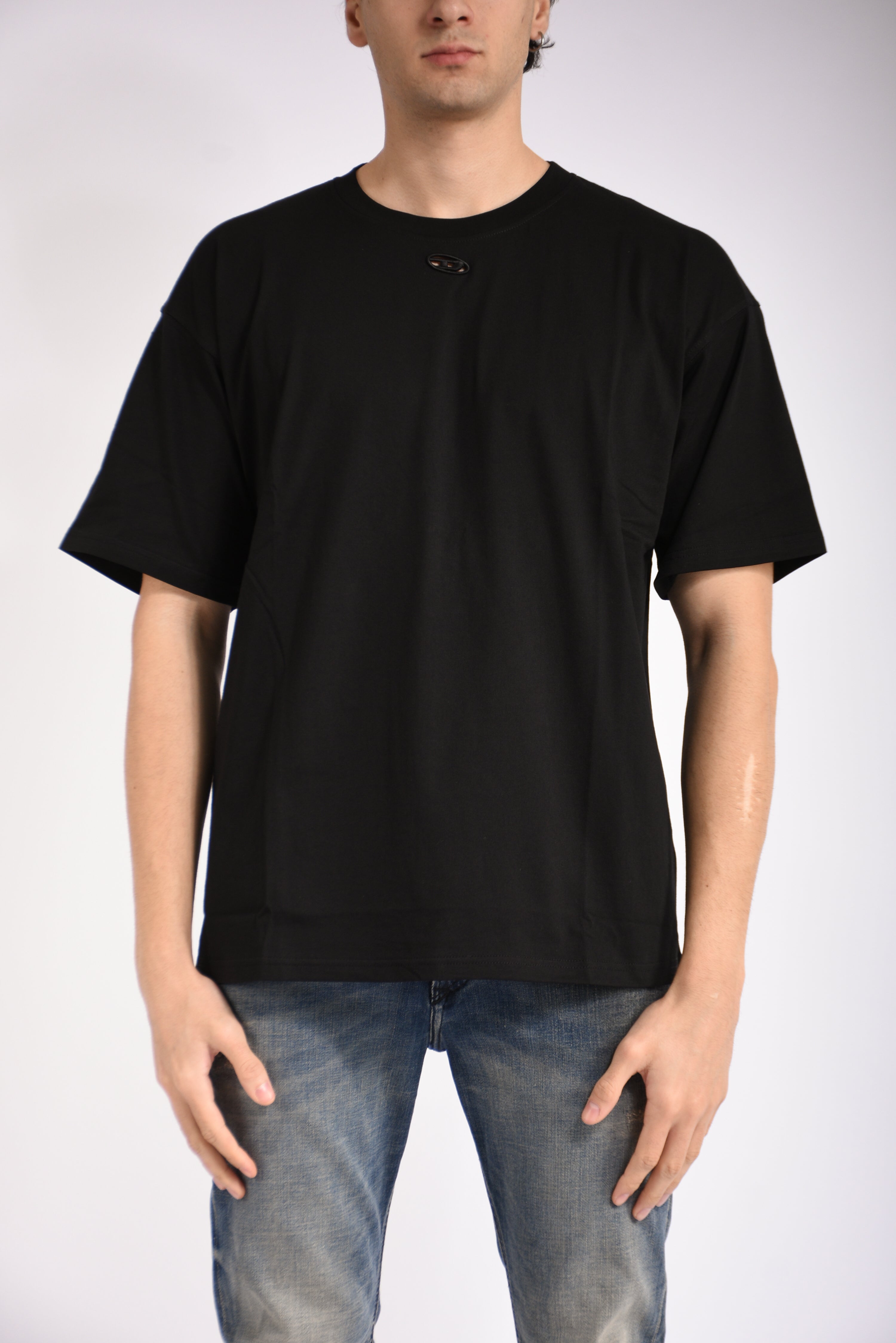 T-shirt con logo ricamato