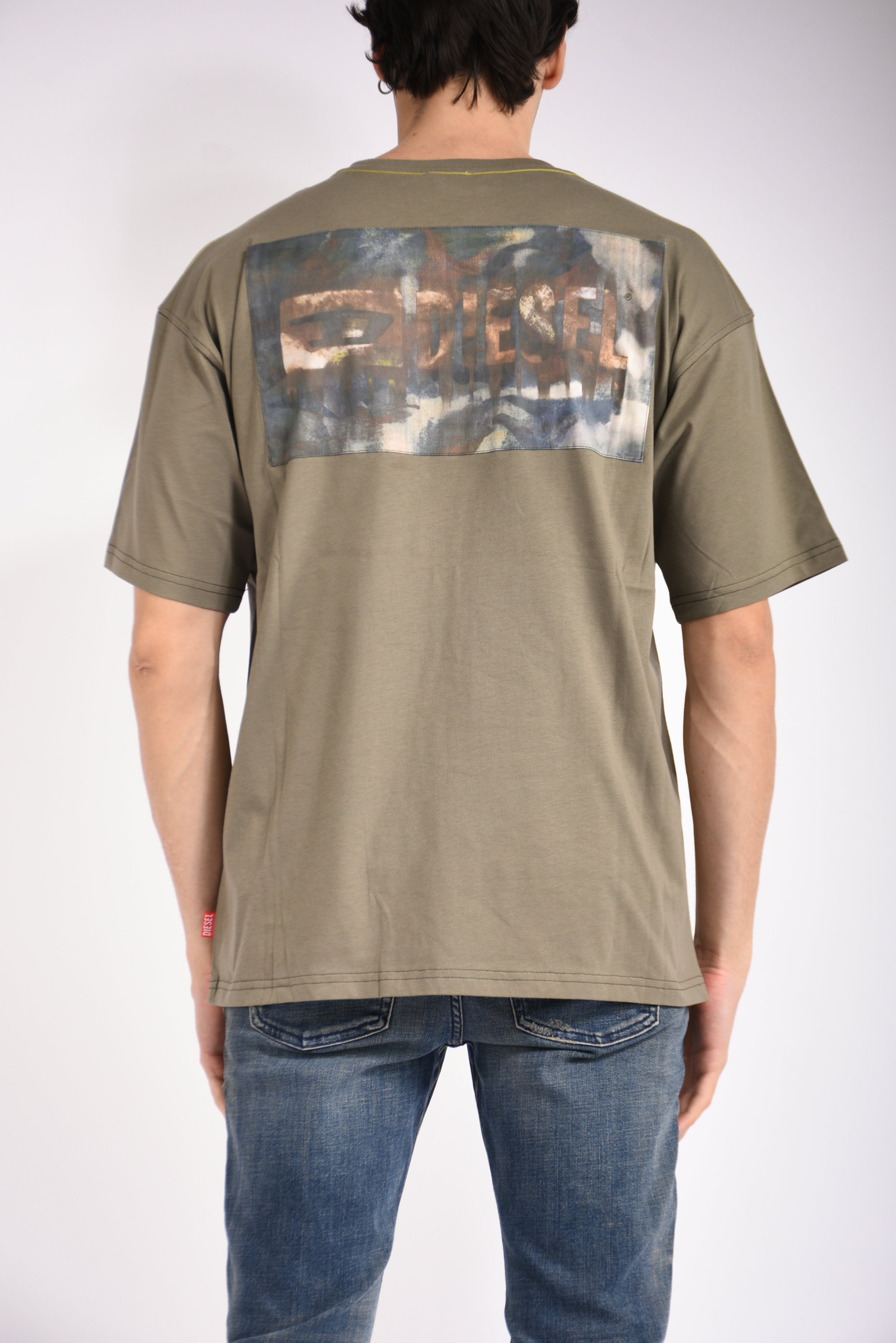 T-shirt con stampa mimetica