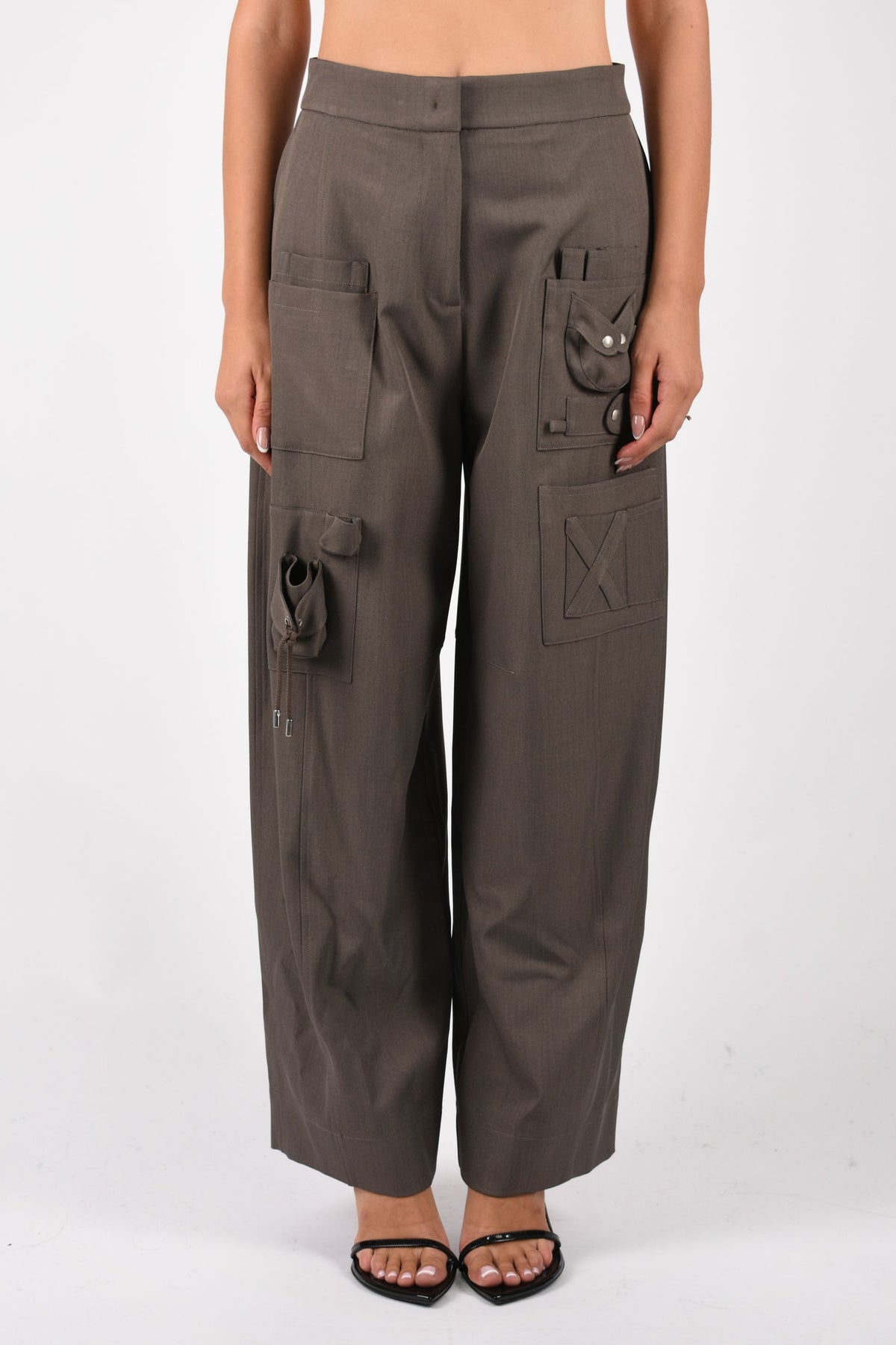 PANTALONE CON TASCHE APPLICATE
