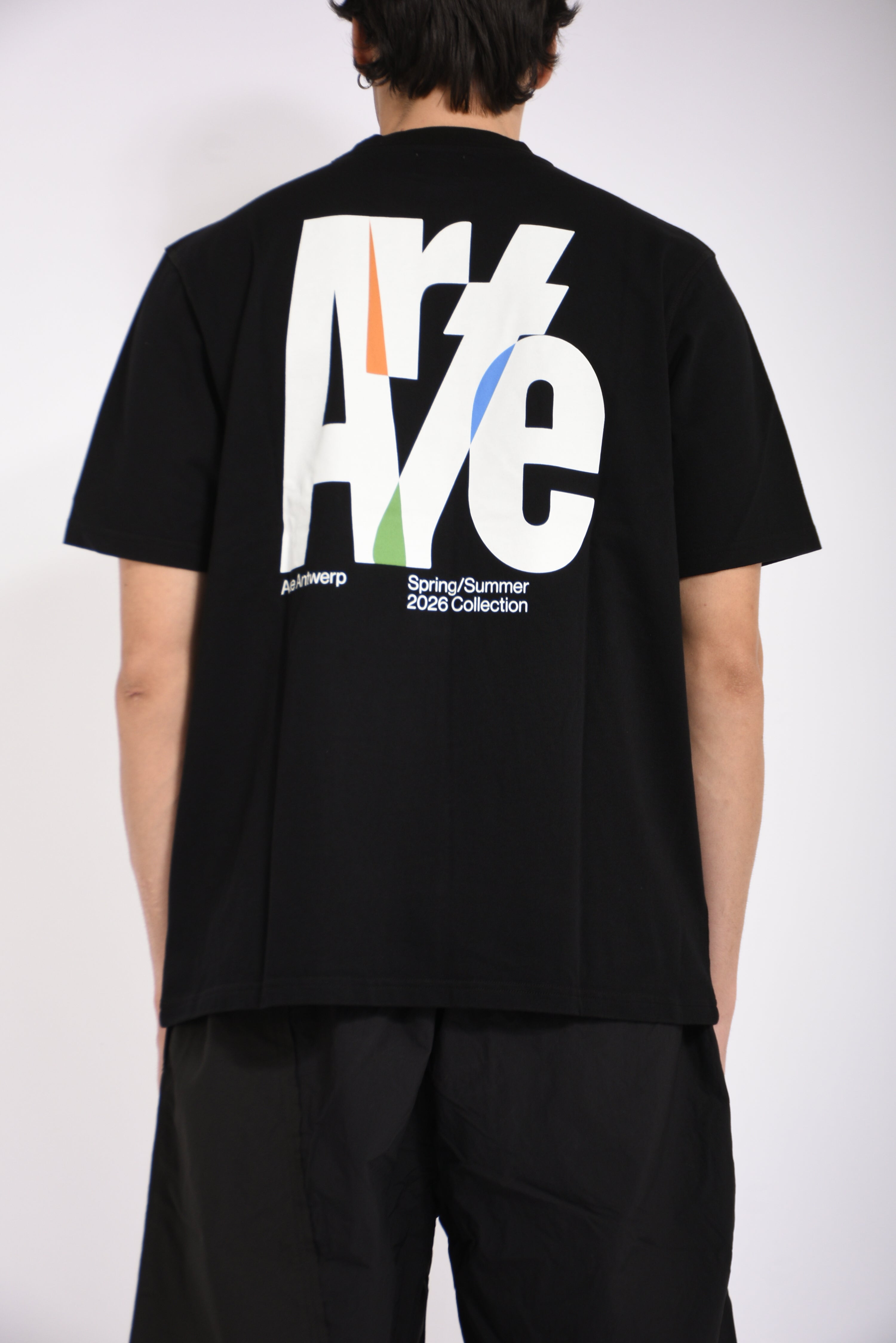t-shirt big logo