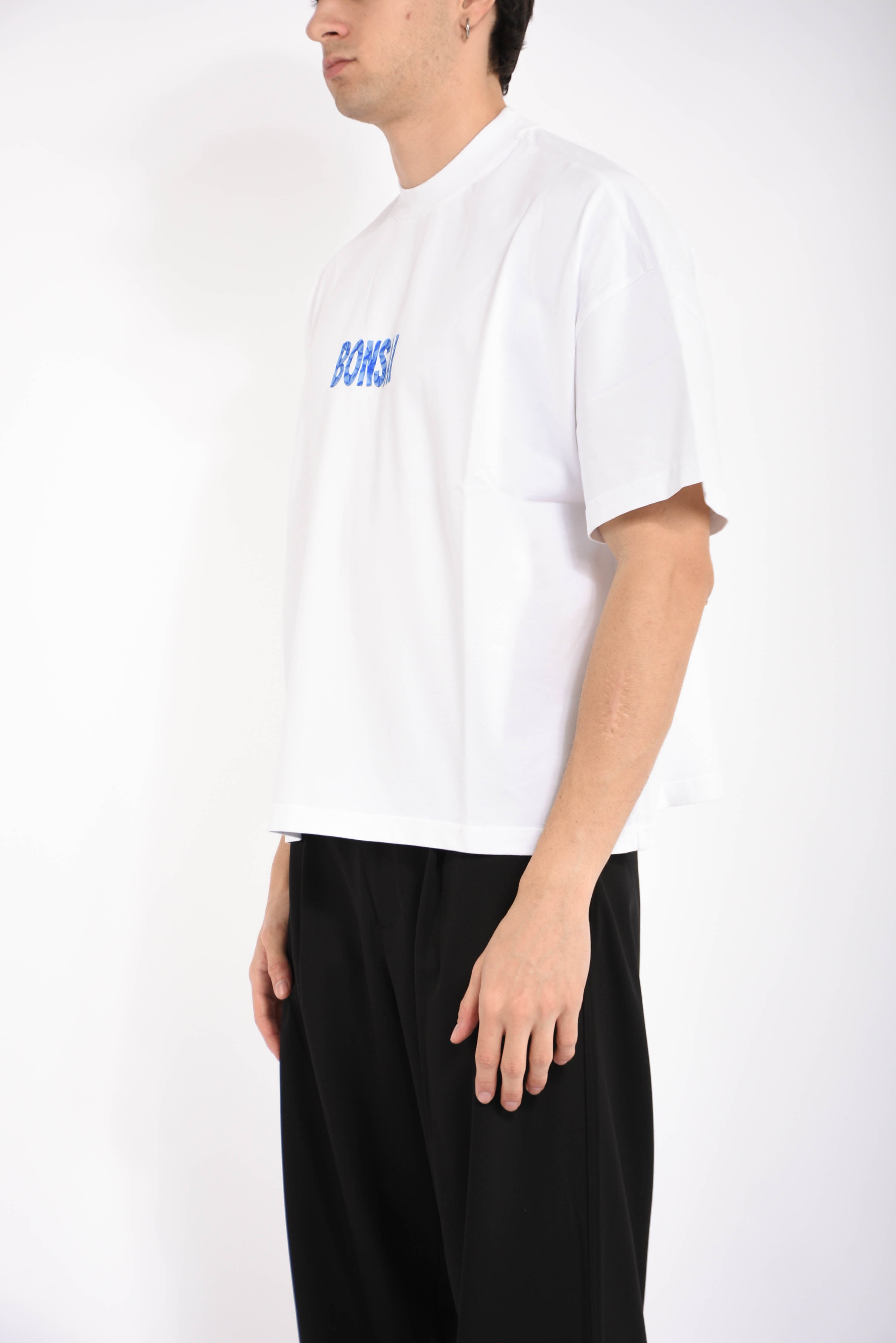 t-shirt seasonal logo graphic