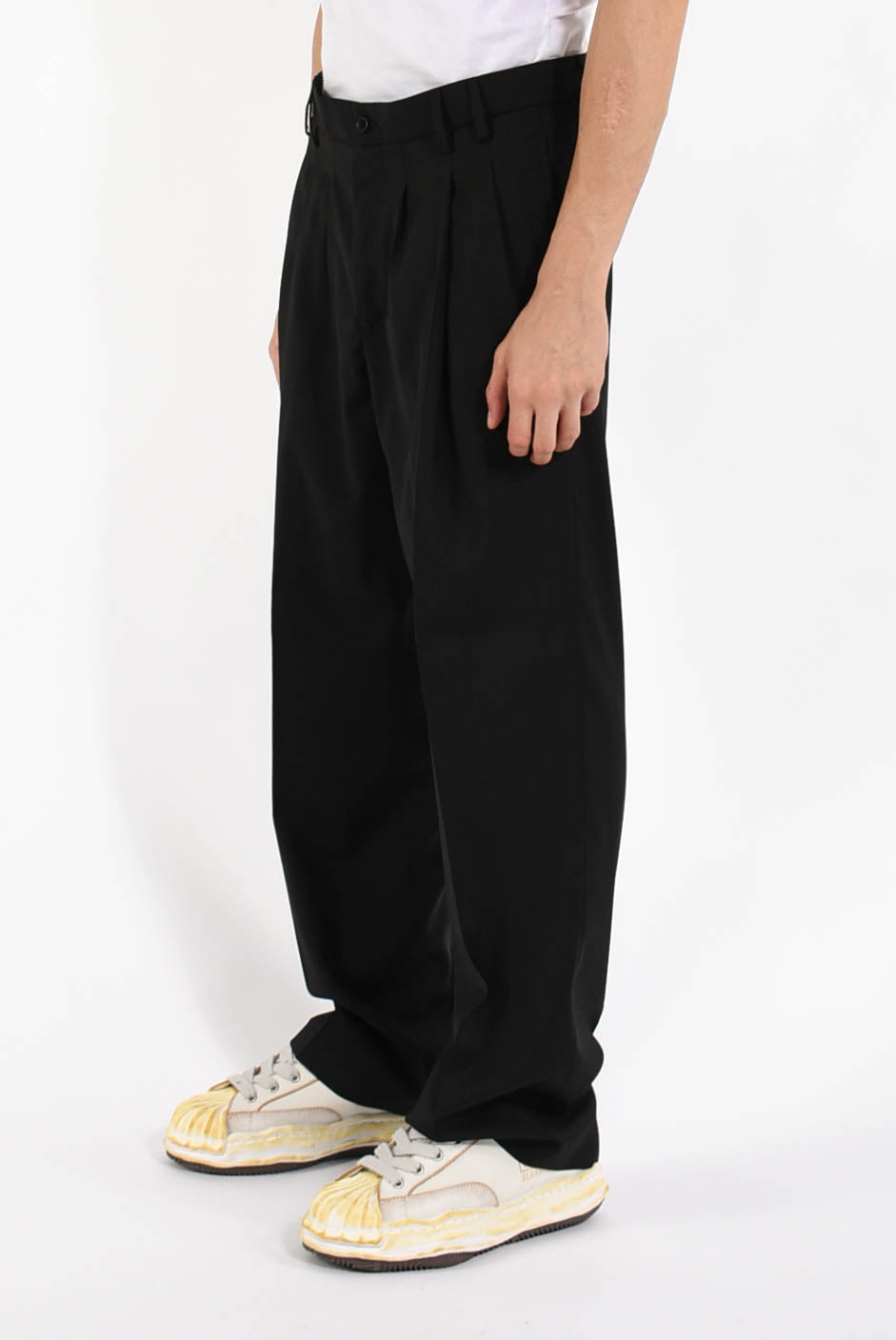 Pantaloni con pinces in fresco lana