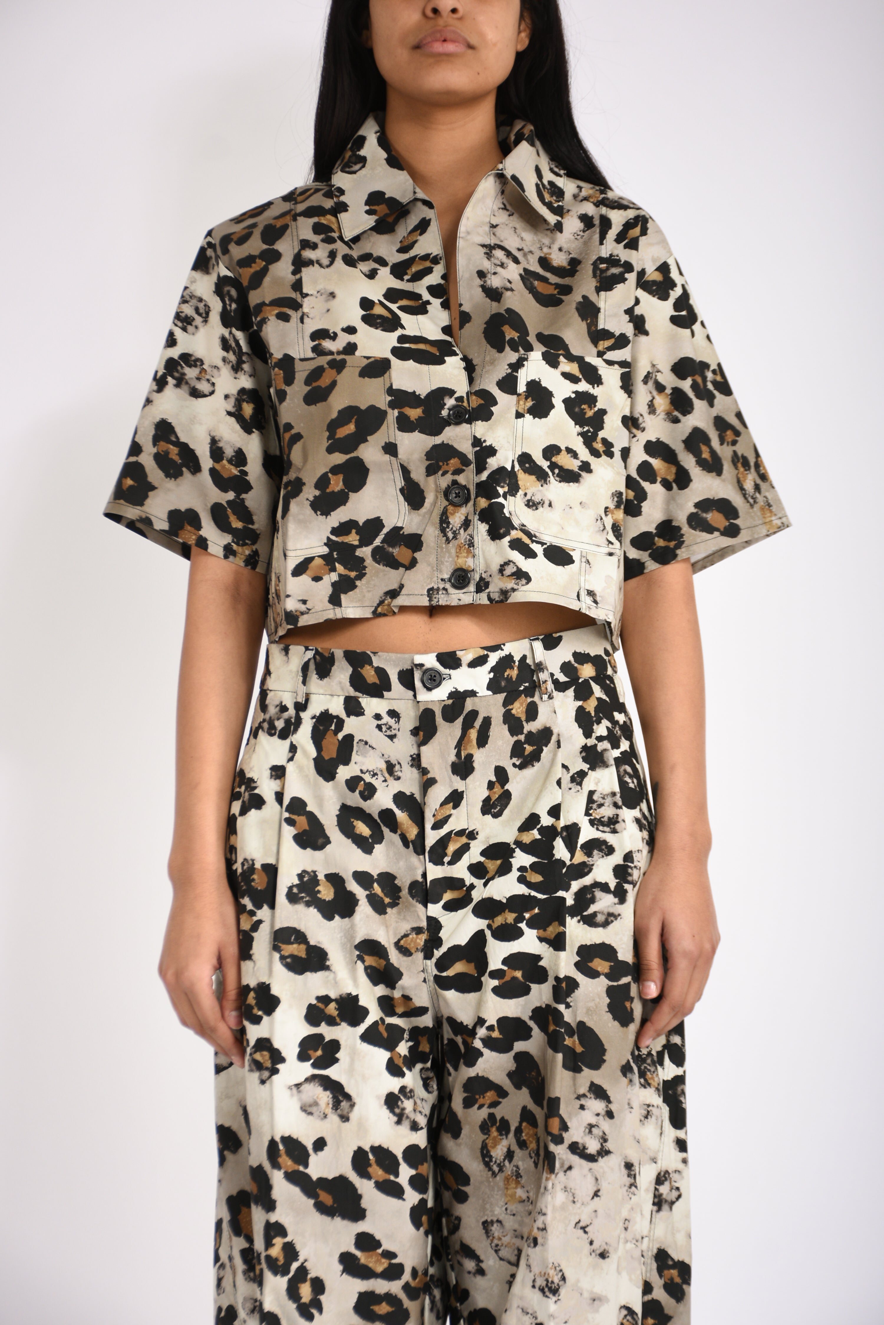 camicia crop con stampa animalier