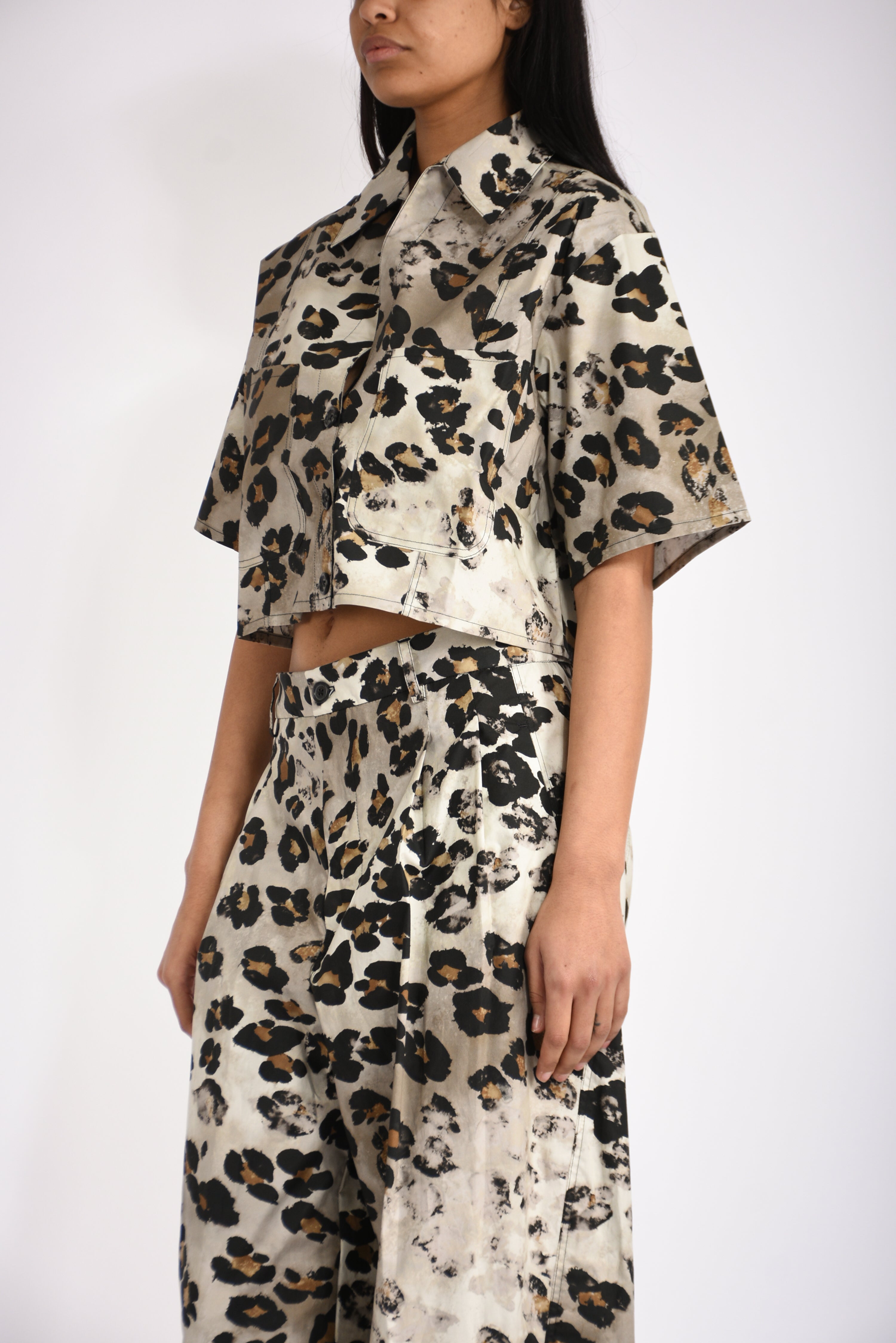 camicia crop con stampa animalier