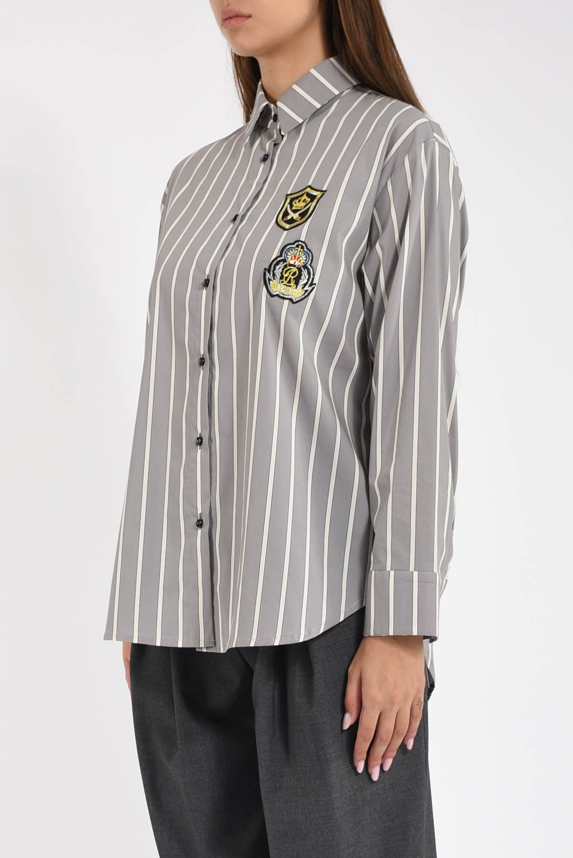 camicia con applicazioni